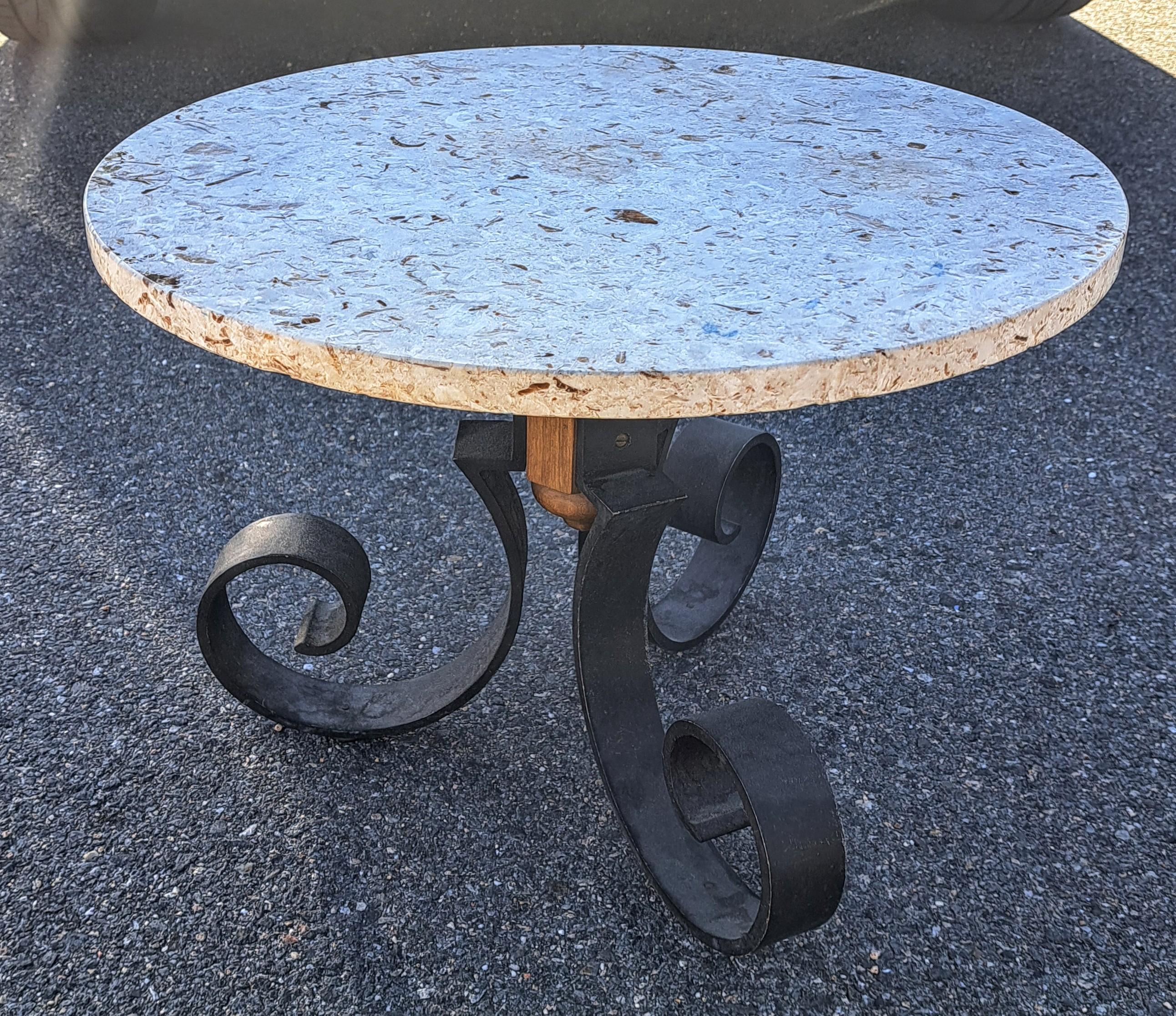 Vintage Italian Travertin Marmor Beistelltisch mit Scrolled Wrought Iron Base (Hollywood Regency) im Angebot