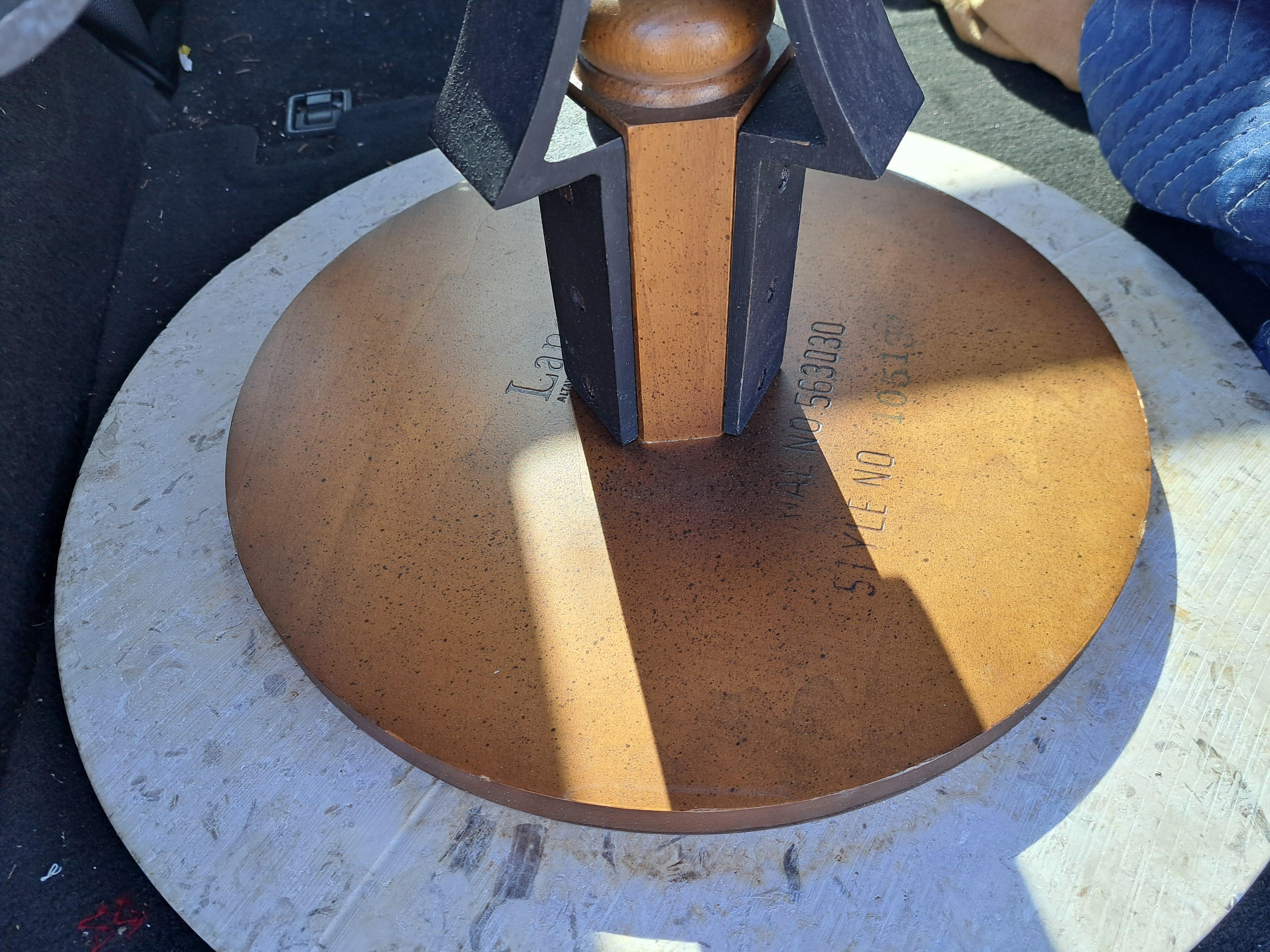 Vintage Italian Travertin Marmor Beistelltisch mit Scrolled Wrought Iron Base (Italienisch) im Angebot