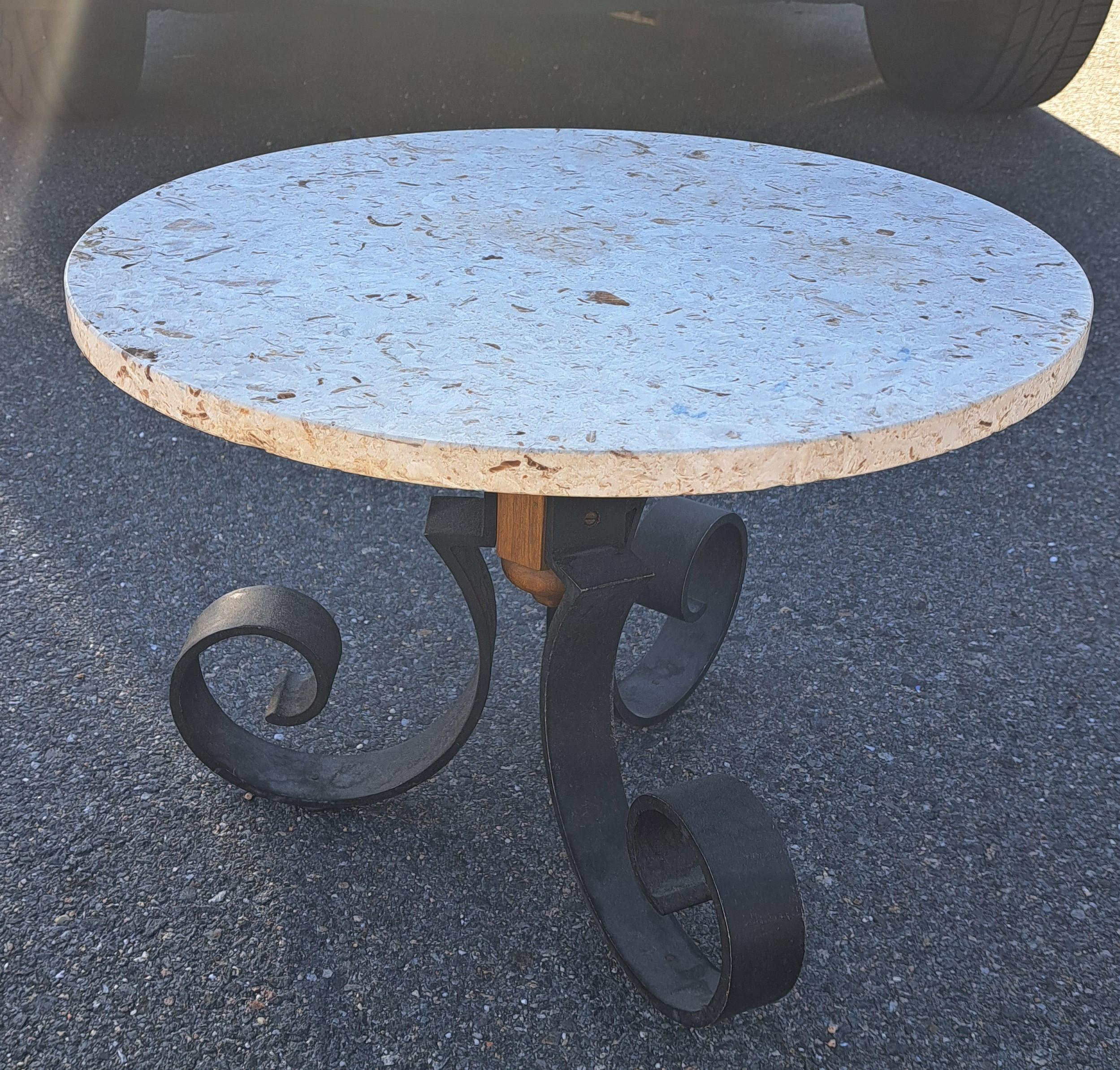 Vintage Italian Travertin Marmor Beistelltisch mit Scrolled Wrought Iron Base im Zustand „Gut“ im Angebot in East Freetown, MA
