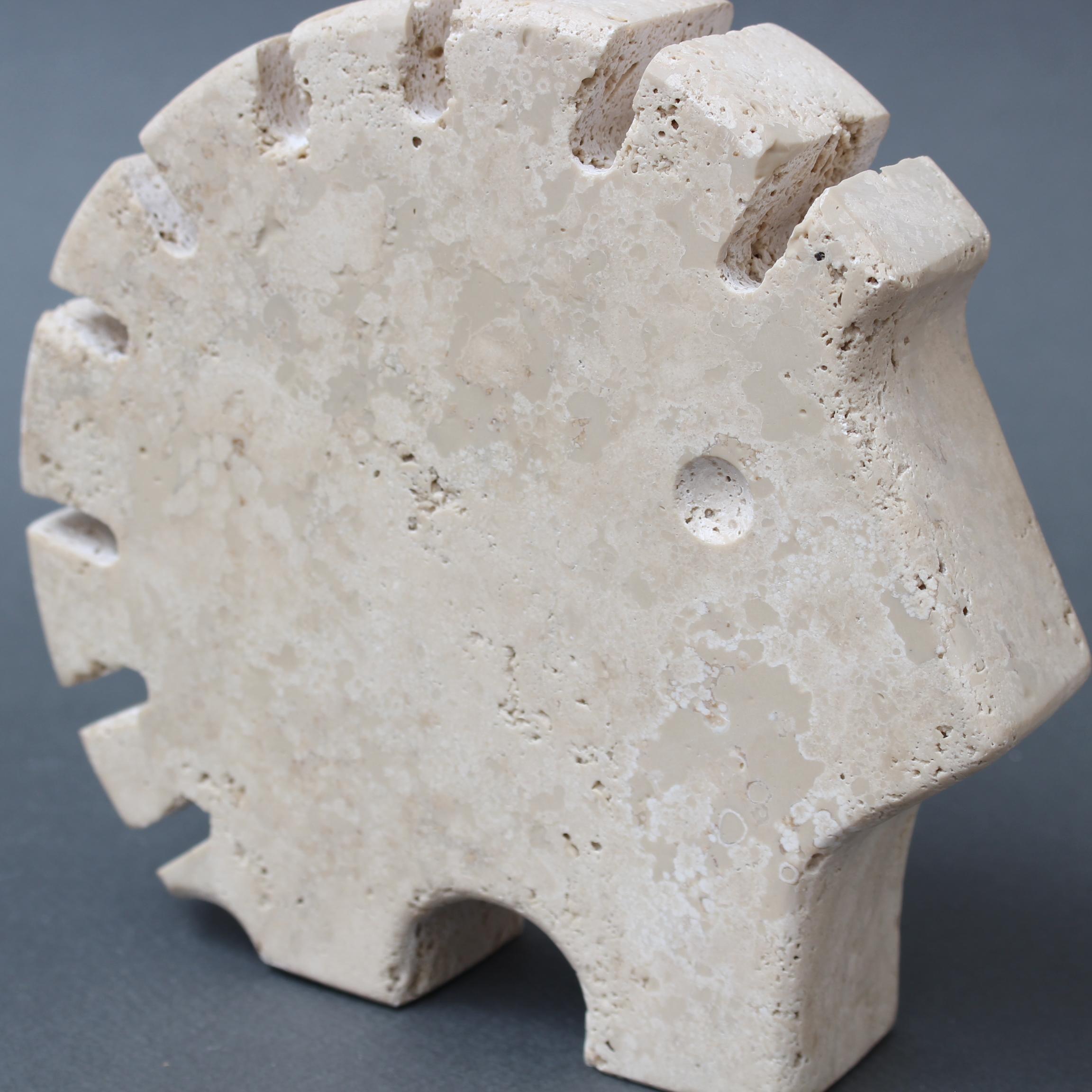 Escultura de mesa vintage italiana de travertino y puercoespín de Mannelli Bros finales del siglo XX en venta