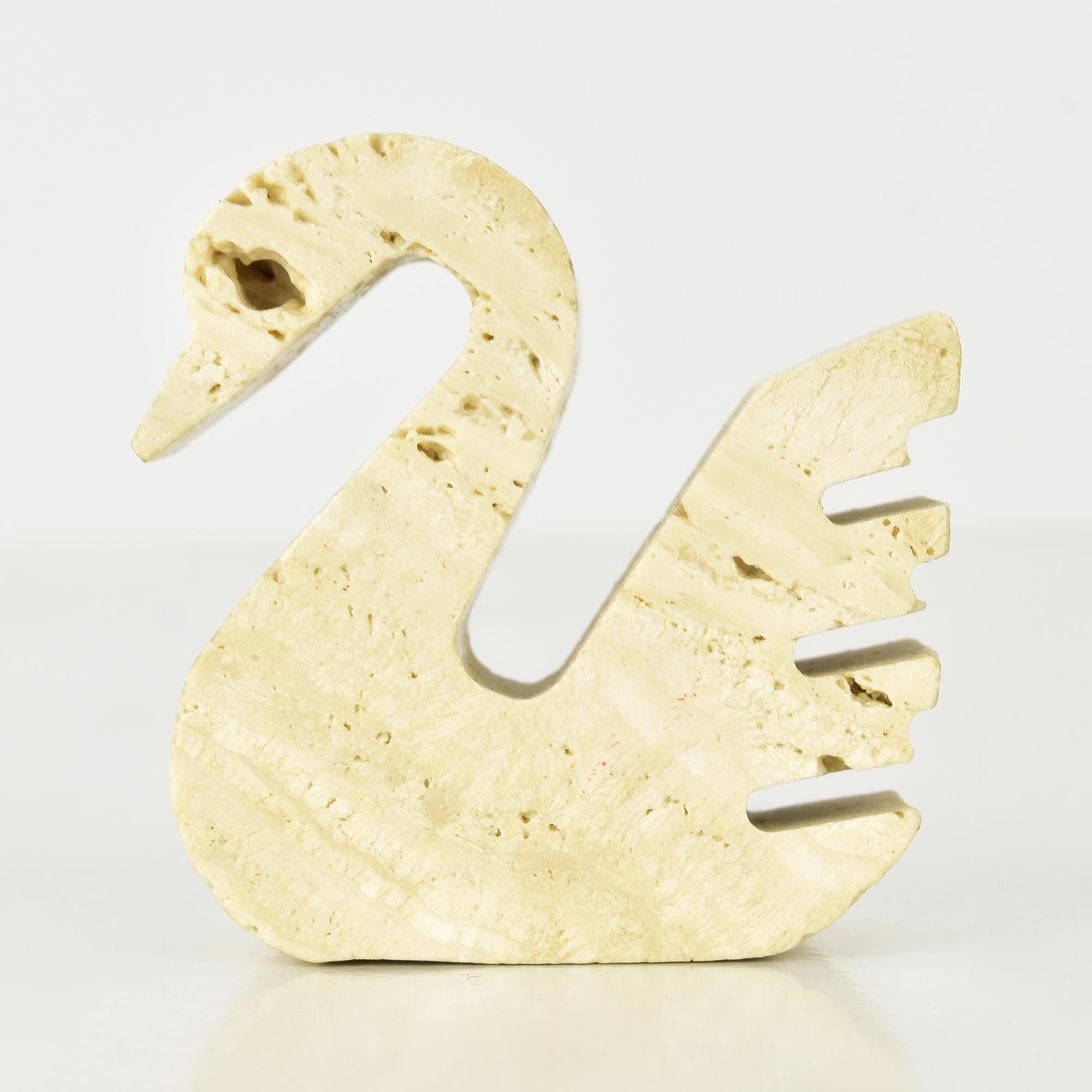 Questa deliziosa scultura vintage in travertino a forma di cigno astratto è stata realizzata dai Fratelli Mannelli in Italia negli anni Settanta. 
Realizzata in travertino naturale, la scultura presenta un design minimalista dal fascino moderno ed