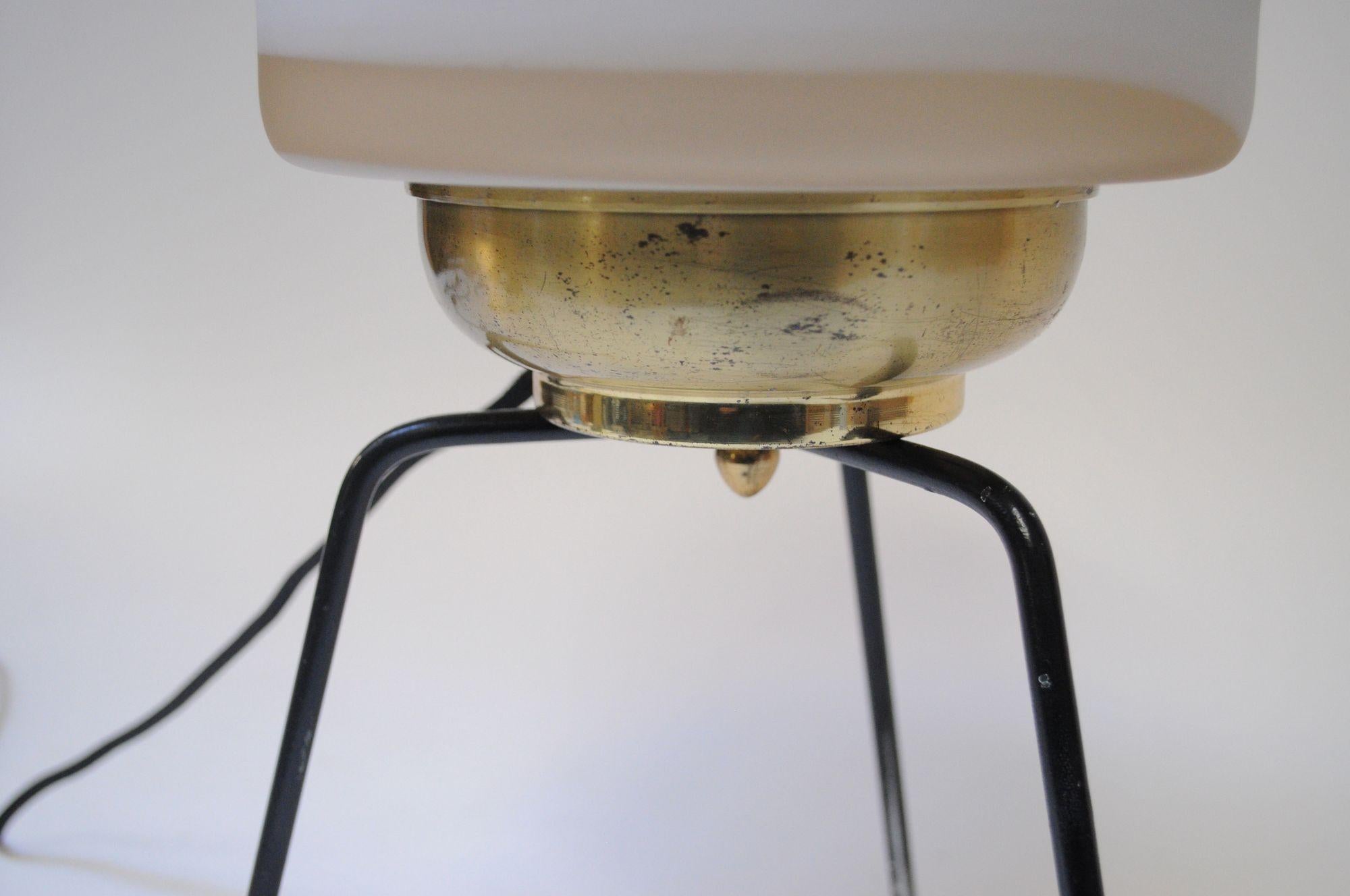 Lampe de bureau tripode italienne vintage avec abat-jour « tourbillon » en verre dépoli de Murano en vente 3