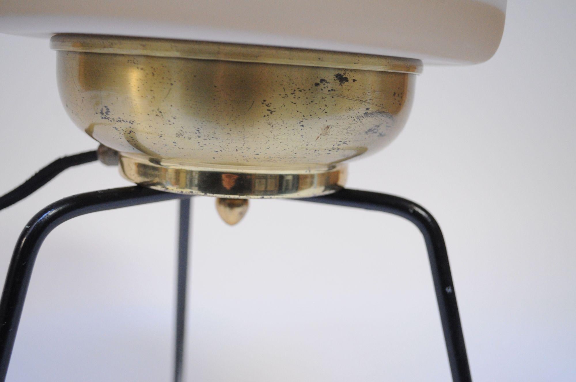 Lampe de bureau tripode italienne vintage avec abat-jour « tourbillon » en verre dépoli de Murano en vente 4