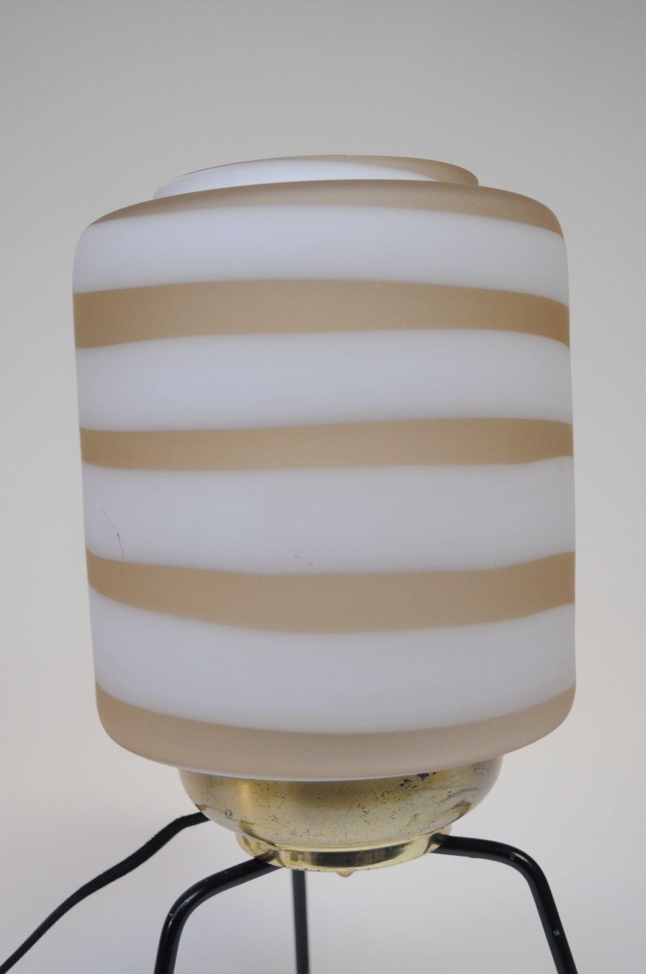 Lampe de bureau tripode italienne vintage avec abat-jour « tourbillon » en verre dépoli de Murano en vente 1
