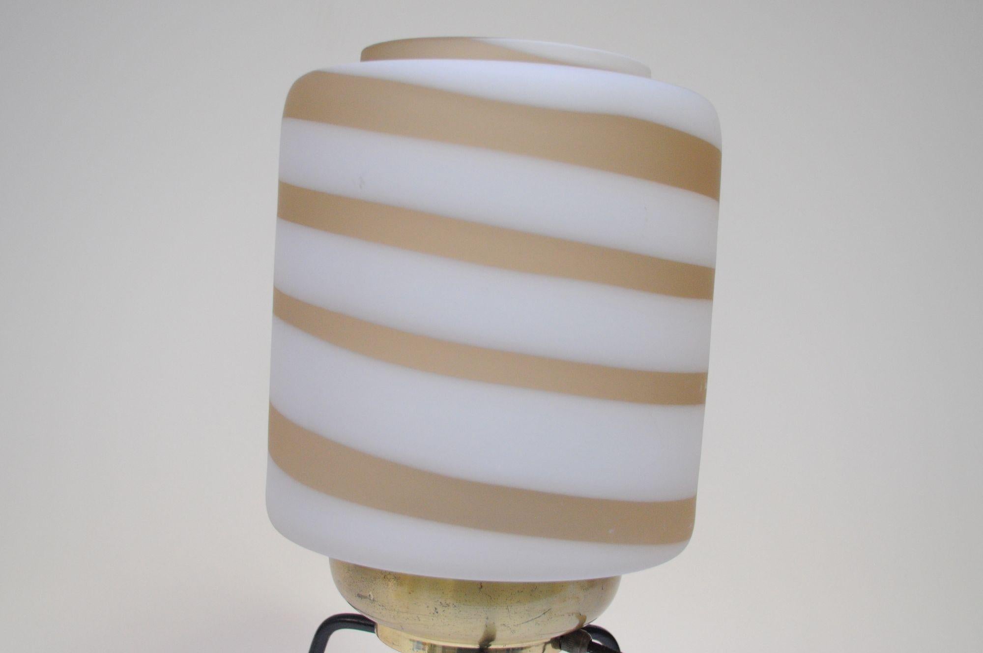 Lampe de bureau tripode italienne vintage avec abat-jour « tourbillon » en verre dépoli de Murano en vente 8
