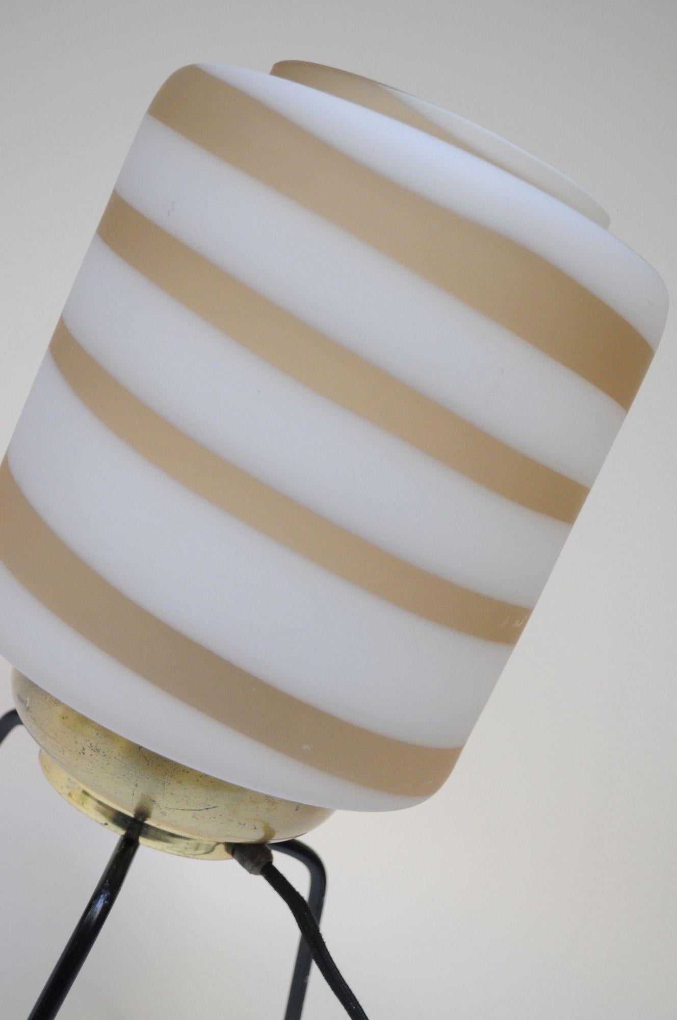 Lampe de bureau tripode italienne vintage avec abat-jour « tourbillon » en verre dépoli de Murano en vente 9