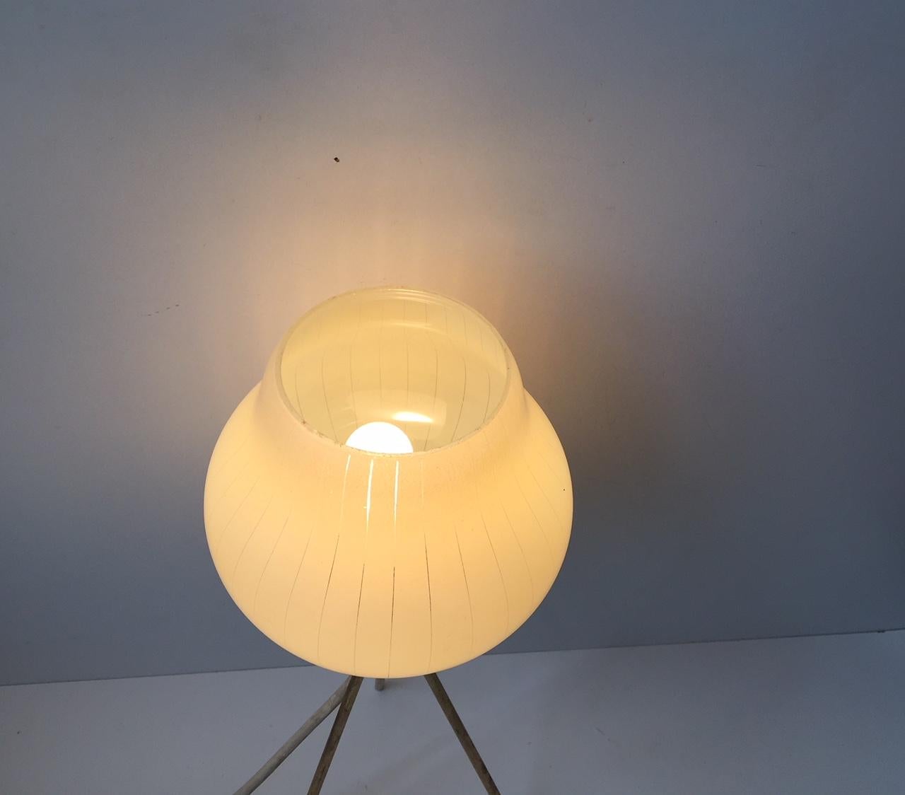 Vintage Italian Tripod Table Light in Brass and Pin-Stripe Glass, 1960s In Good Condition For Sale In Esbjerg, DK