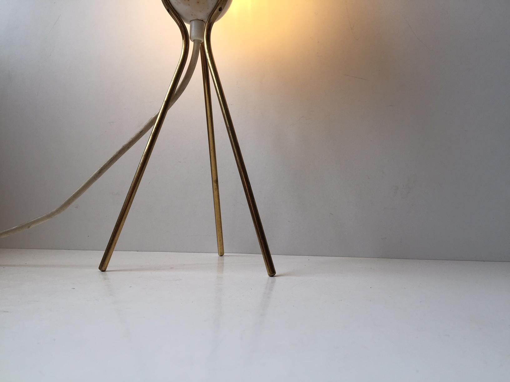 Milieu du XXe siècle Lampe de bureau à trois pieds italienne vintage en laiton et verre à rayures épinglées, années 1960 en vente