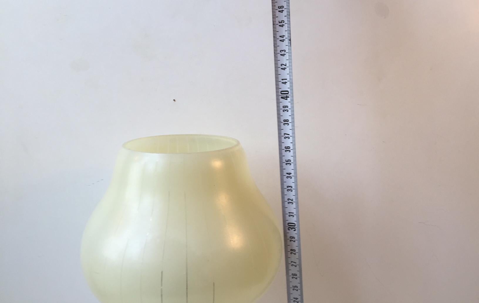 Vintage Italian Tripod Table Light in Brass and Pin-Stripe Glass, 1960s For Sale 1