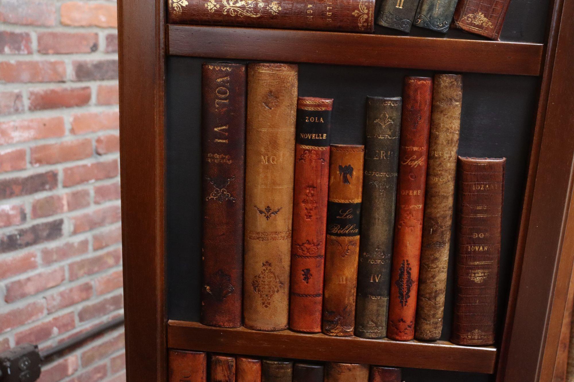 Vintage Italian Trompe L'Oeil Leather Book Library Folding Screen by Sarreid en vente 7