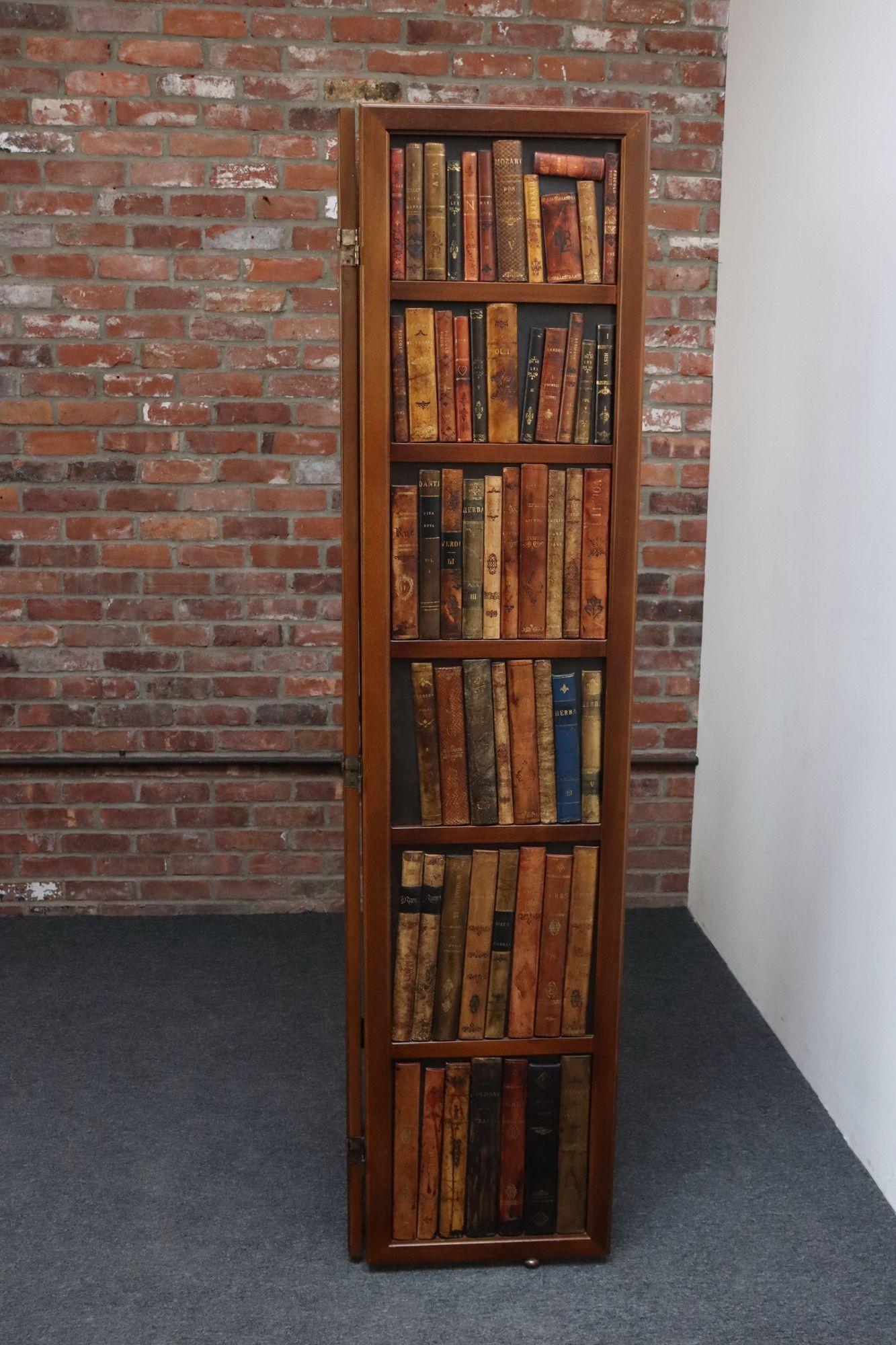 Vintage Trompe-l'œil décoratif à trois panneaux représentant une fausse bibliothèque avec des dos de livres reliés en cuir antique par Sarreid (ca. 1960s, Italie).
Chaque panneau est fabriqué en bois de hêtre teinté avec des livres en cuir estampé