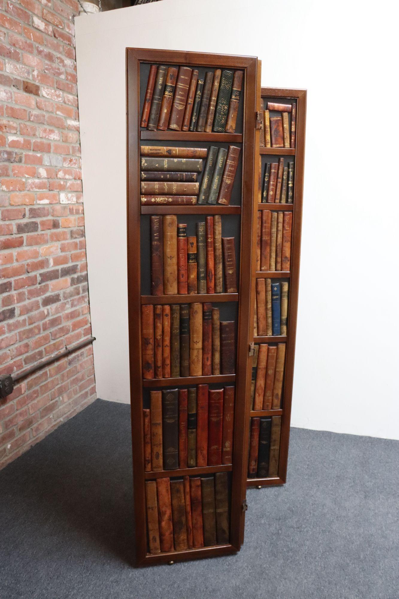 Mid-Century Modern Vintage Italian Trompe L'Oeil Leather Book Library Folding Screen by Sarreid en vente