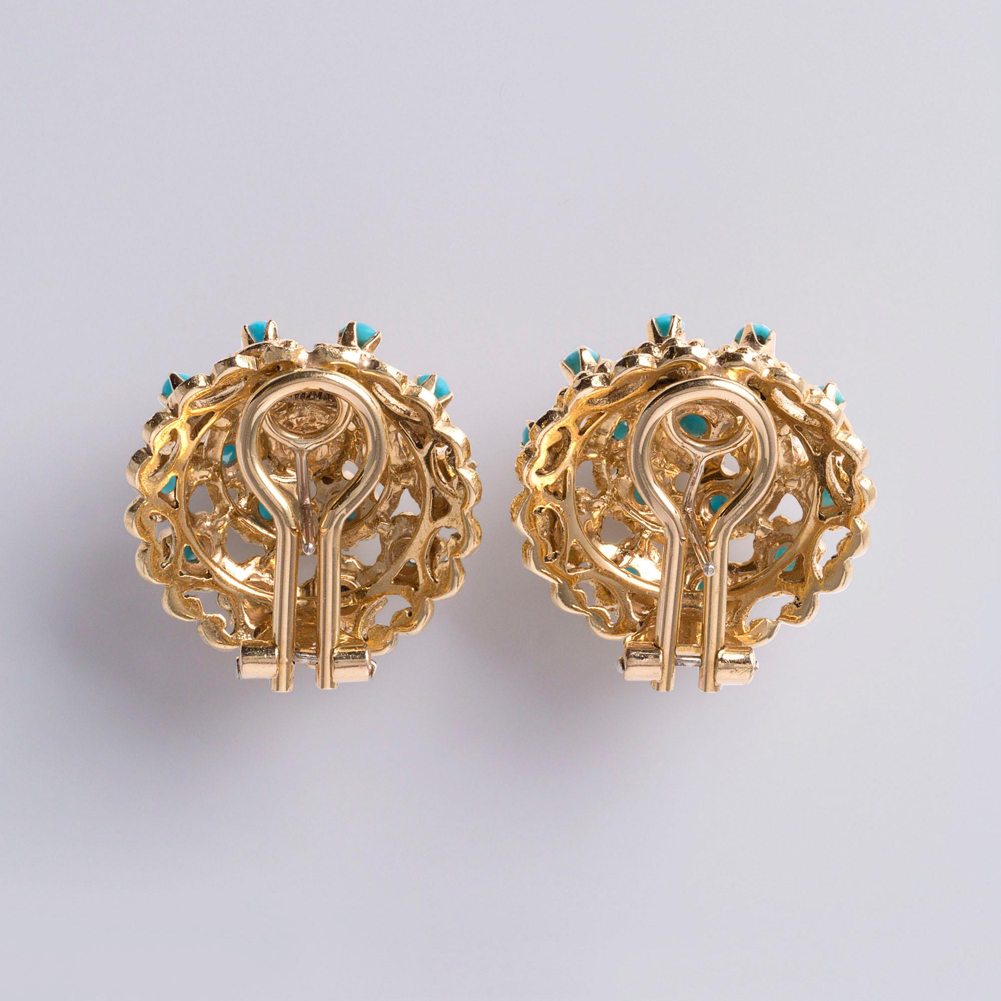 Cabochon Orecchini d'epoca in oro giallo 18 carati con cupola di turchese italiano e chiusura a leva in vendita