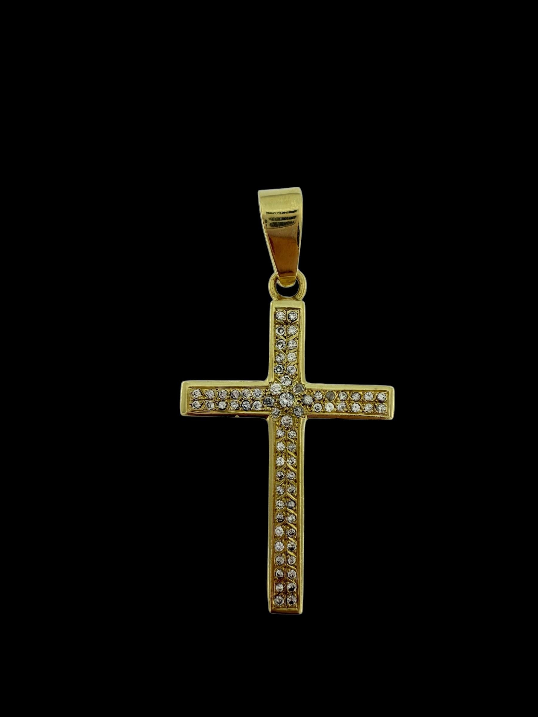 Vintage Italian Two Faced Yellow Gold Cross with Diamonds In Good Condition For Sale In Esch sur Alzette, Esch-sur-Alzette