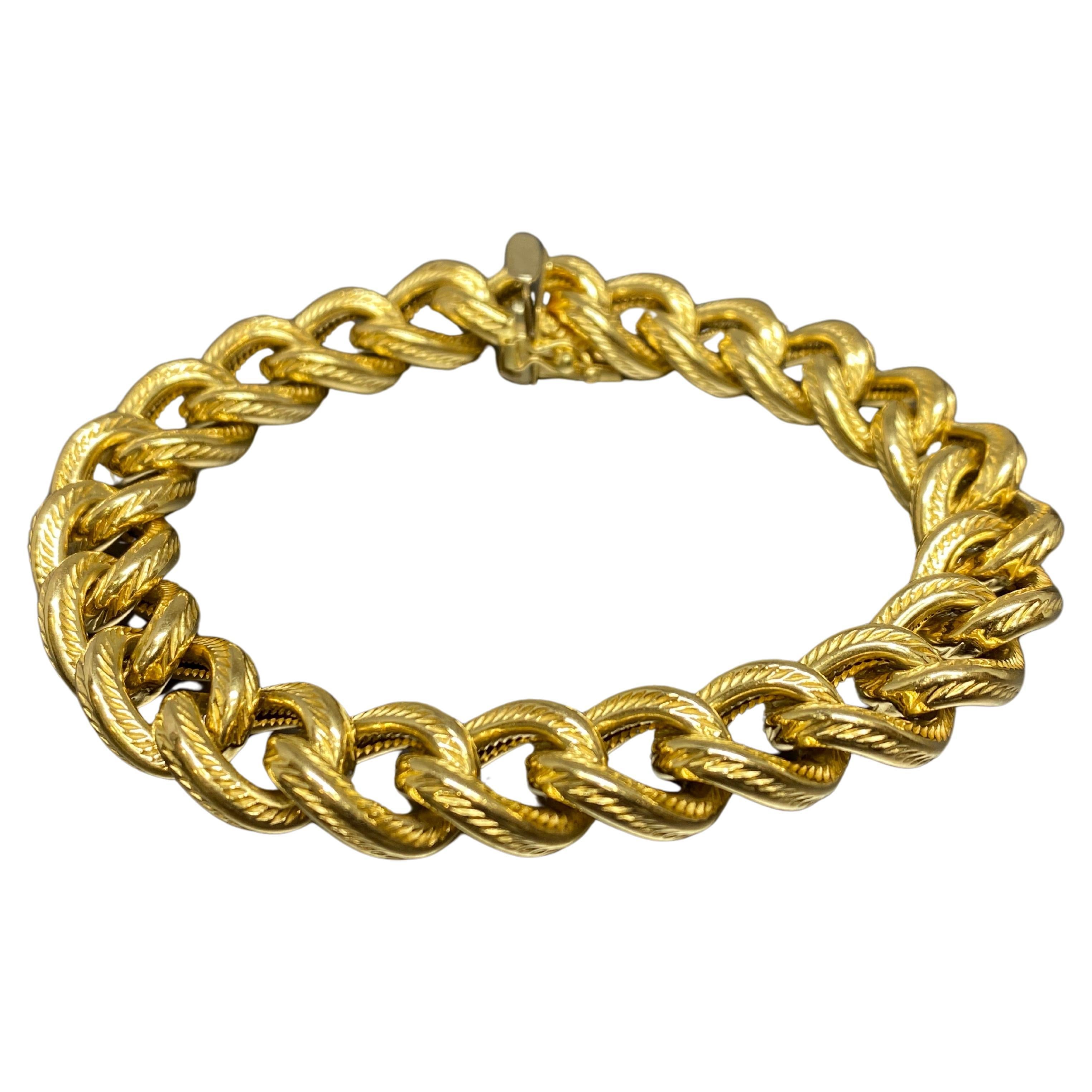 Gorgeous circa 1960's, 70's Vintage 18k Gelbgold texturiert Kandare Link Armband. Unterschätzen Sie niemals den Wert eines guten Panzergliederarmbandes. Sie verleihen so gut wie jedem Kleidungsstück einen Hauch von sexy, stilvoller Eleganz. Diese