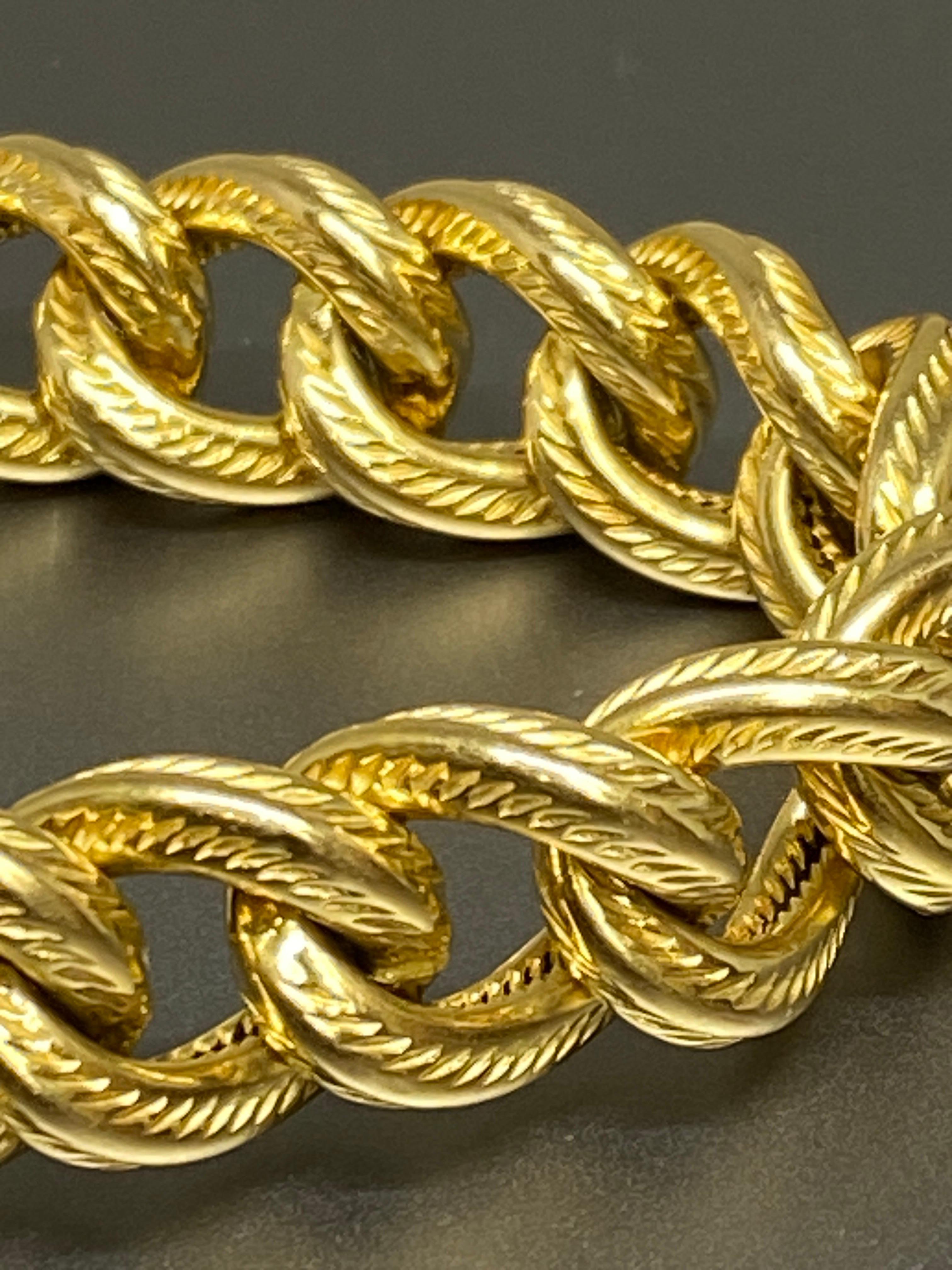 Vintage Italian Unisex 18k Yellow Gold Textured Curb Link Bracelet In Good Condition For Sale In Bernardsville, NJ