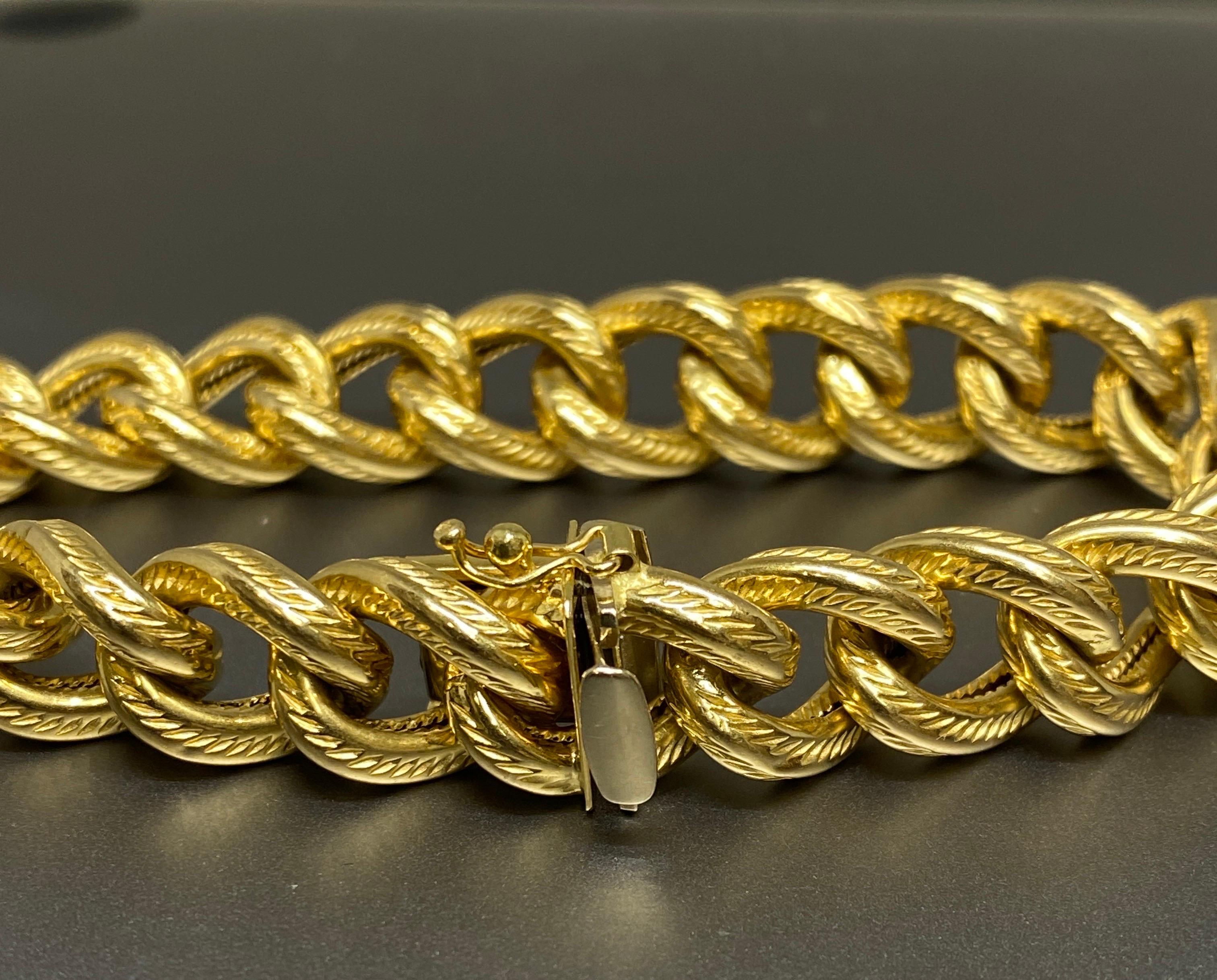 Vintage Italian Unisex 18k Yellow Gold Textured Curb Link Bracelet For Sale 1