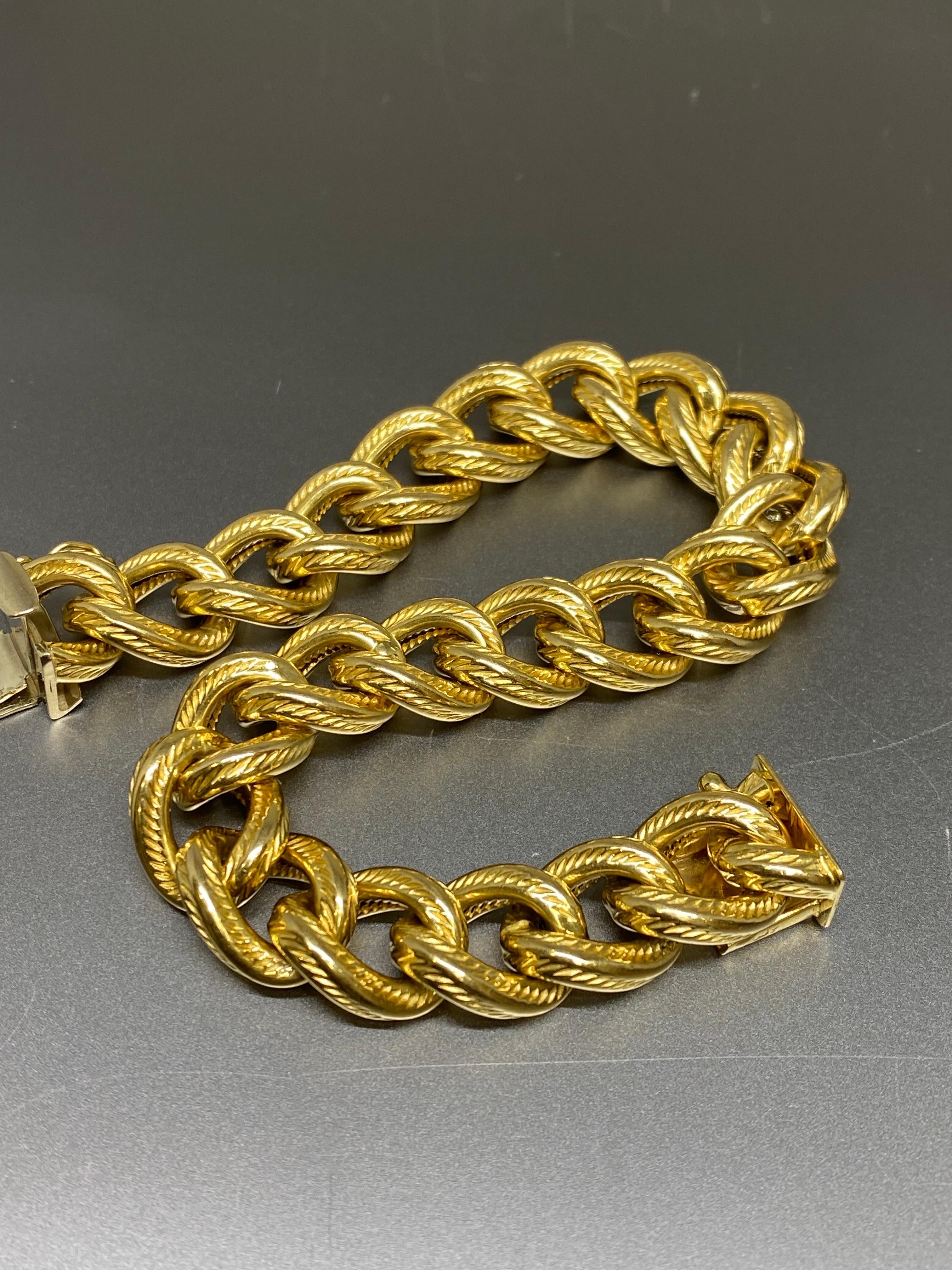 Vintage Italian Unisex 18k Yellow Gold Textured Curb Link Bracelet For Sale 2