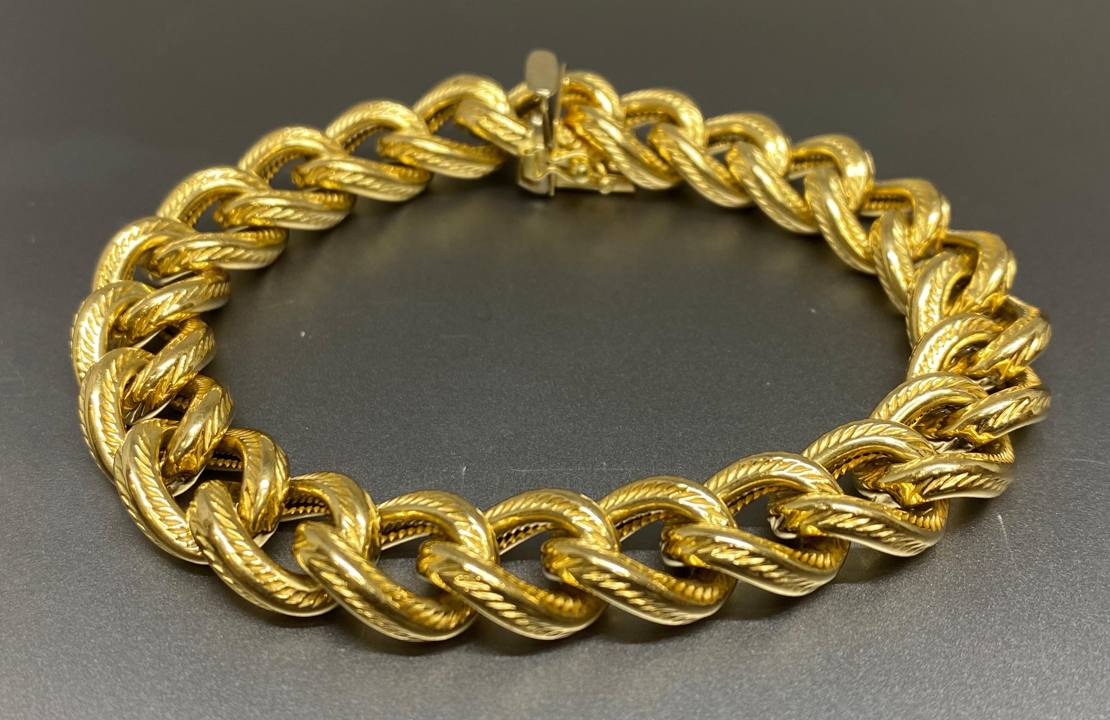 Vintage Italian Unisex 18k Yellow Gold Textured Curb Link Bracelet For Sale 4