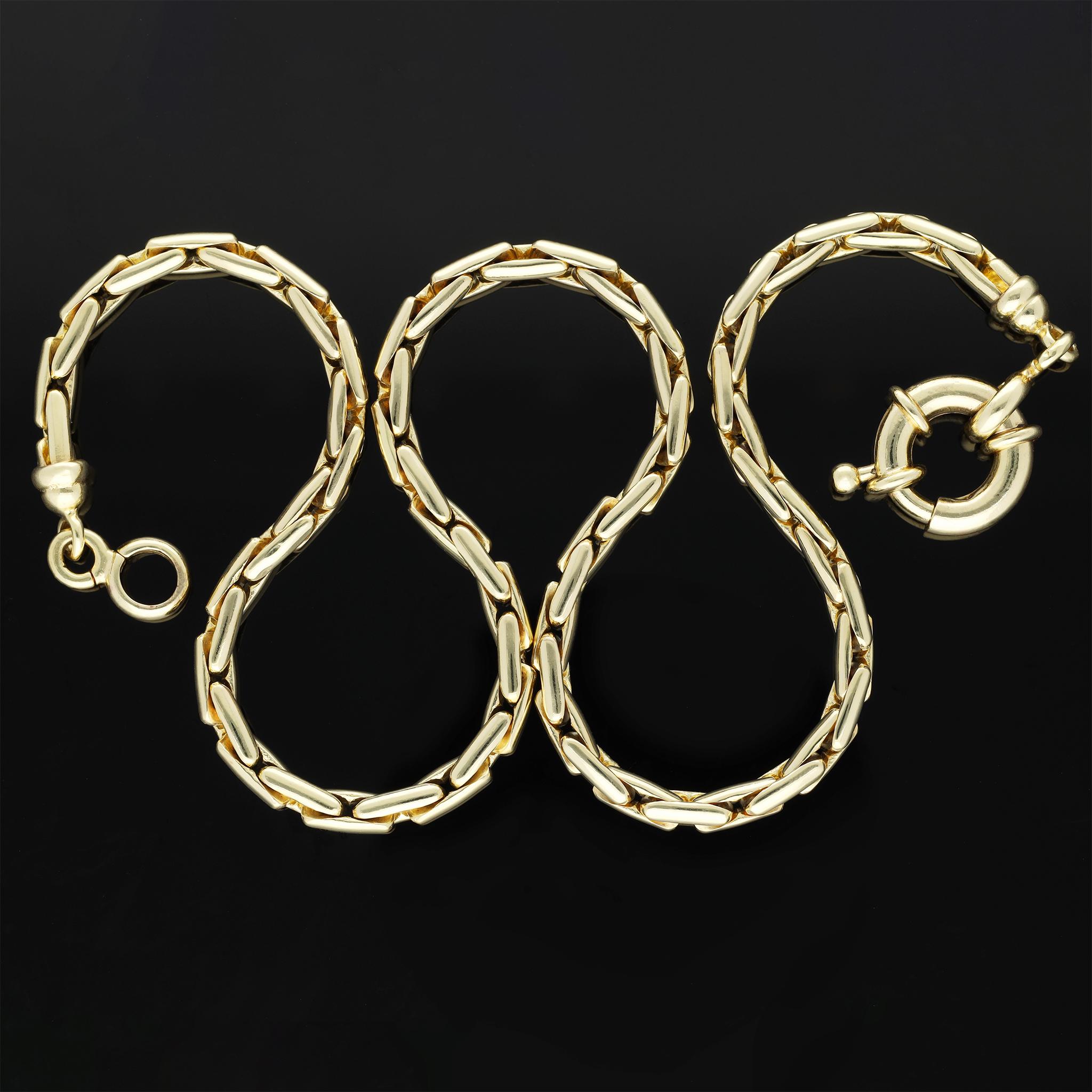 A beautiful UNISEX HEAVY over 42g (!) Solid 18k 750 Yellow Gold chain! This substantial fancy link rope necklace is perfect for wearing massive lockets or charms. The spring ring is chunky and heavy, its mechanism works perfectly fine.

This