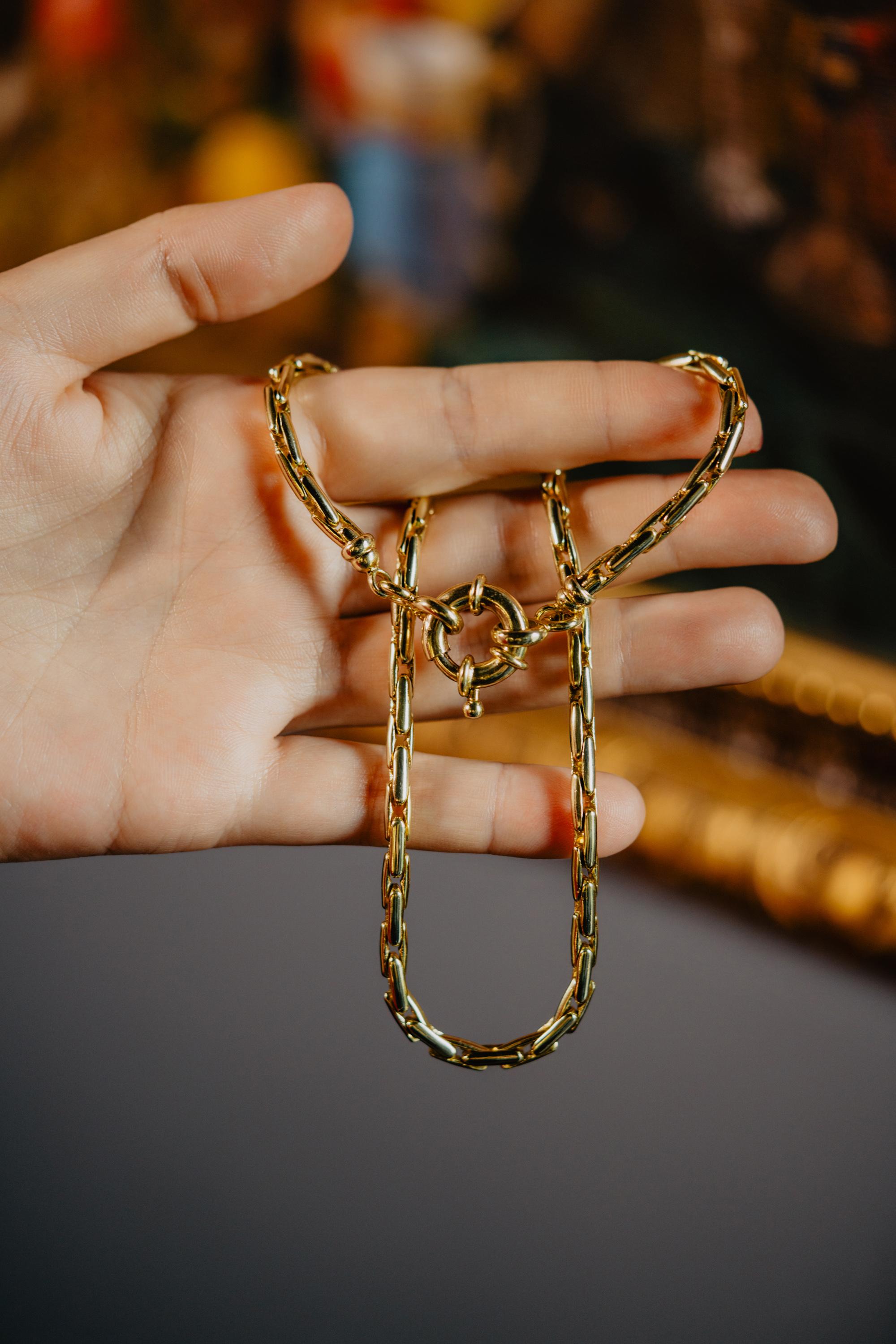 Vintage Italian Unisex Solid 18k 750 Yellow Gold Bolt Lock 18 Inch Charm Holder In Excellent Condition For Sale In Rottedam, NL