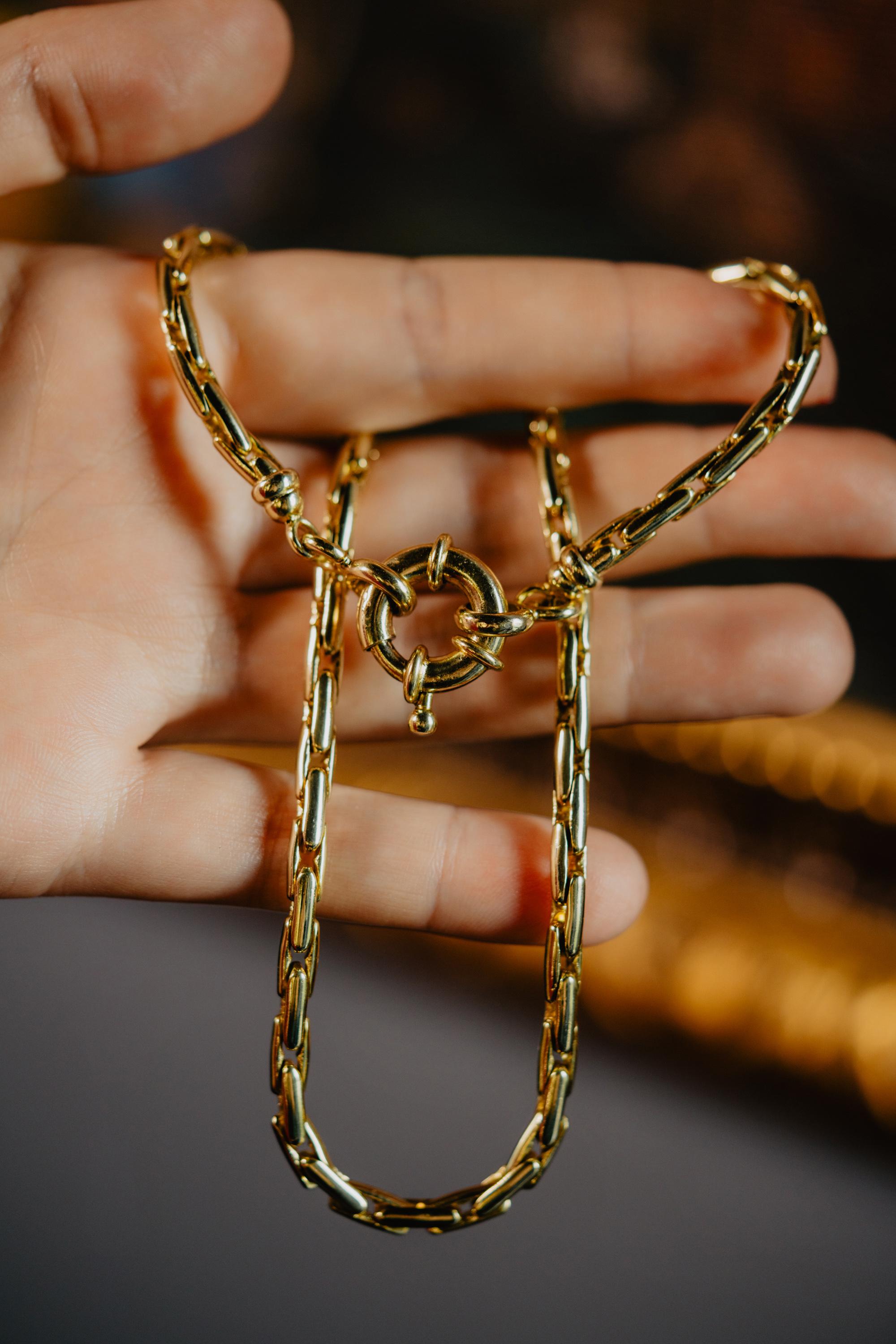 Vintage Italian Unisex Solid 18k 750 Yellow Gold Bolt Lock 18 Inch Charm Holder For Sale 1