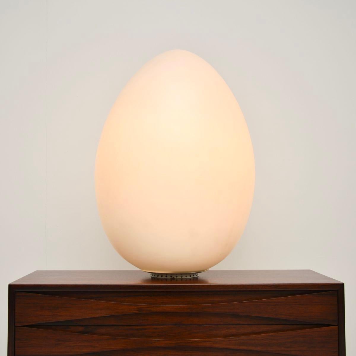 Lampadaire italien Uovo vintage, élégant et emblématique, réalisé par Ben Swildens pour Fontana Art. Fabriqué en Italie, il date des années 1970.

Il est d'une superbe qualité et d'une taille très impressionnante ; il peut être utilisé comme