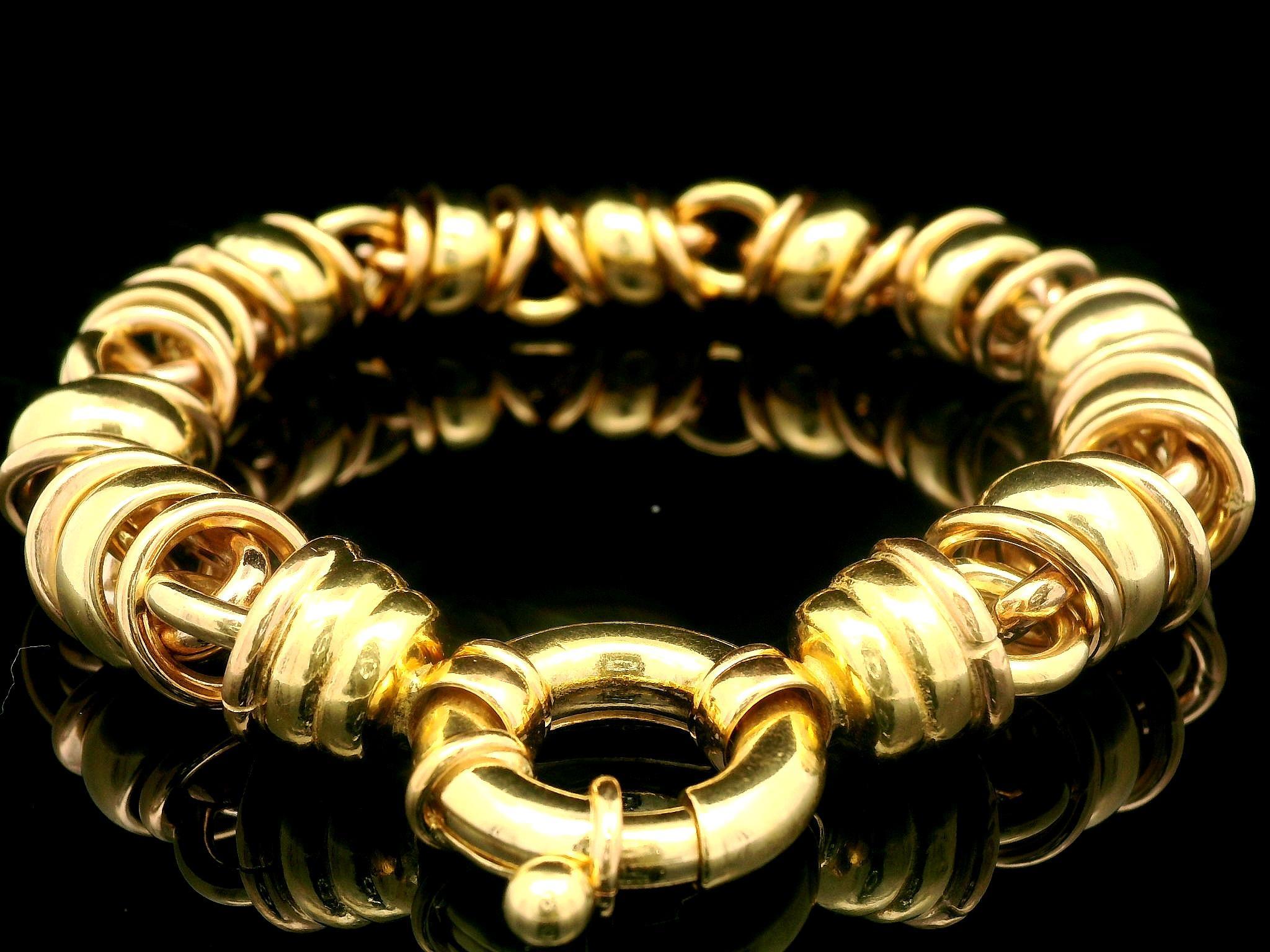 MATERIAL: Massives 18k Gelb- und Roségold - Hohes Design
Gewicht: 44,70 Gramm
Kette Typ: Rundes Glied
Länge der Kette: Maßnahmen 8.75 Zoll neben einem Lineal. Passt auf ein 7,5-Zoll-Handgelenk (an einem Handgelenk montiert)
Verschluss: Übergroßer