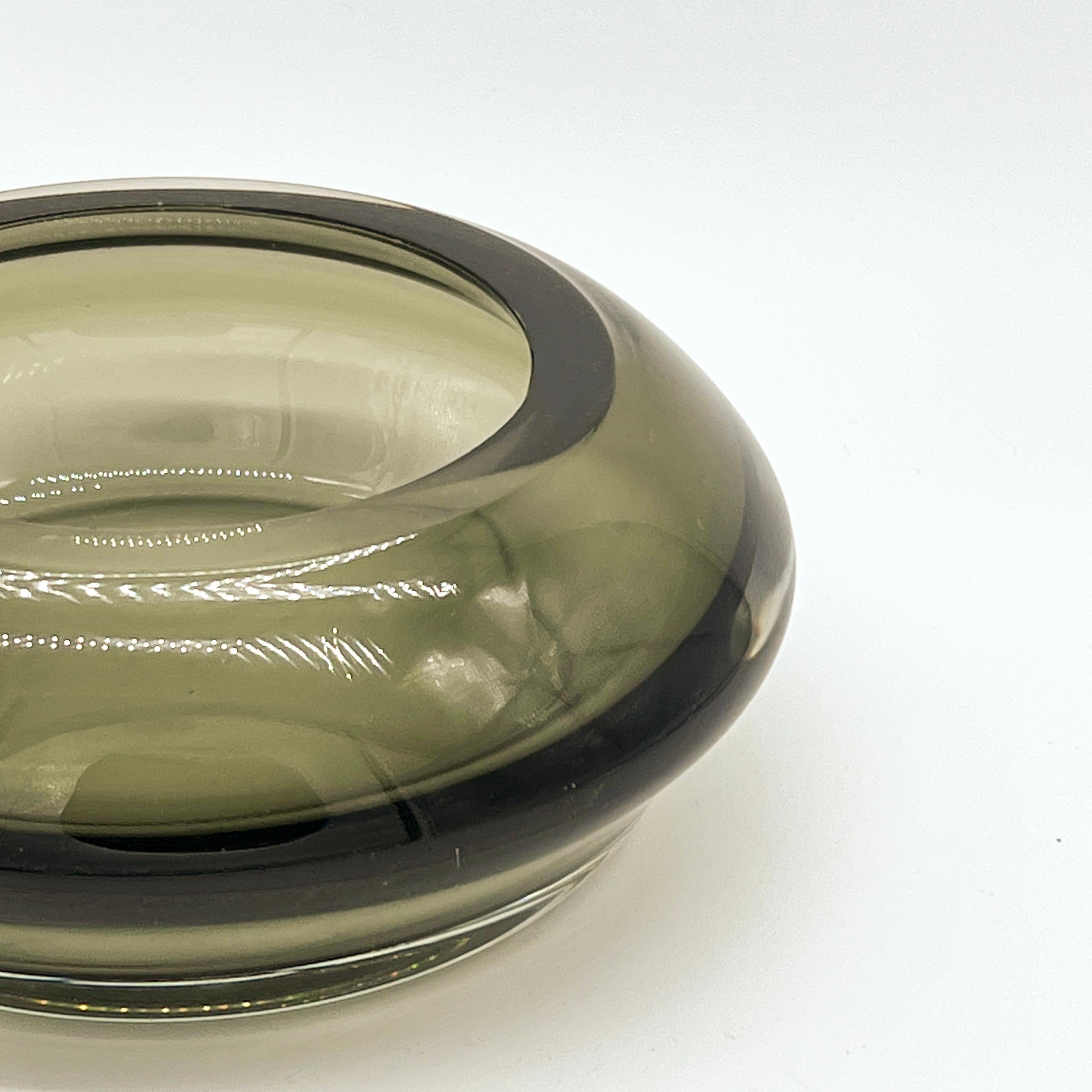 Vassoio/vide poche vintage grande e pesante in vetro di Murano grigio spesso. Ha una forma elegante ed essenziale, che la rende assolutamente senza tempo. Con un diametro di 20 centimetri, è perfetto per contenere tutti i tuoi oggetti di uso