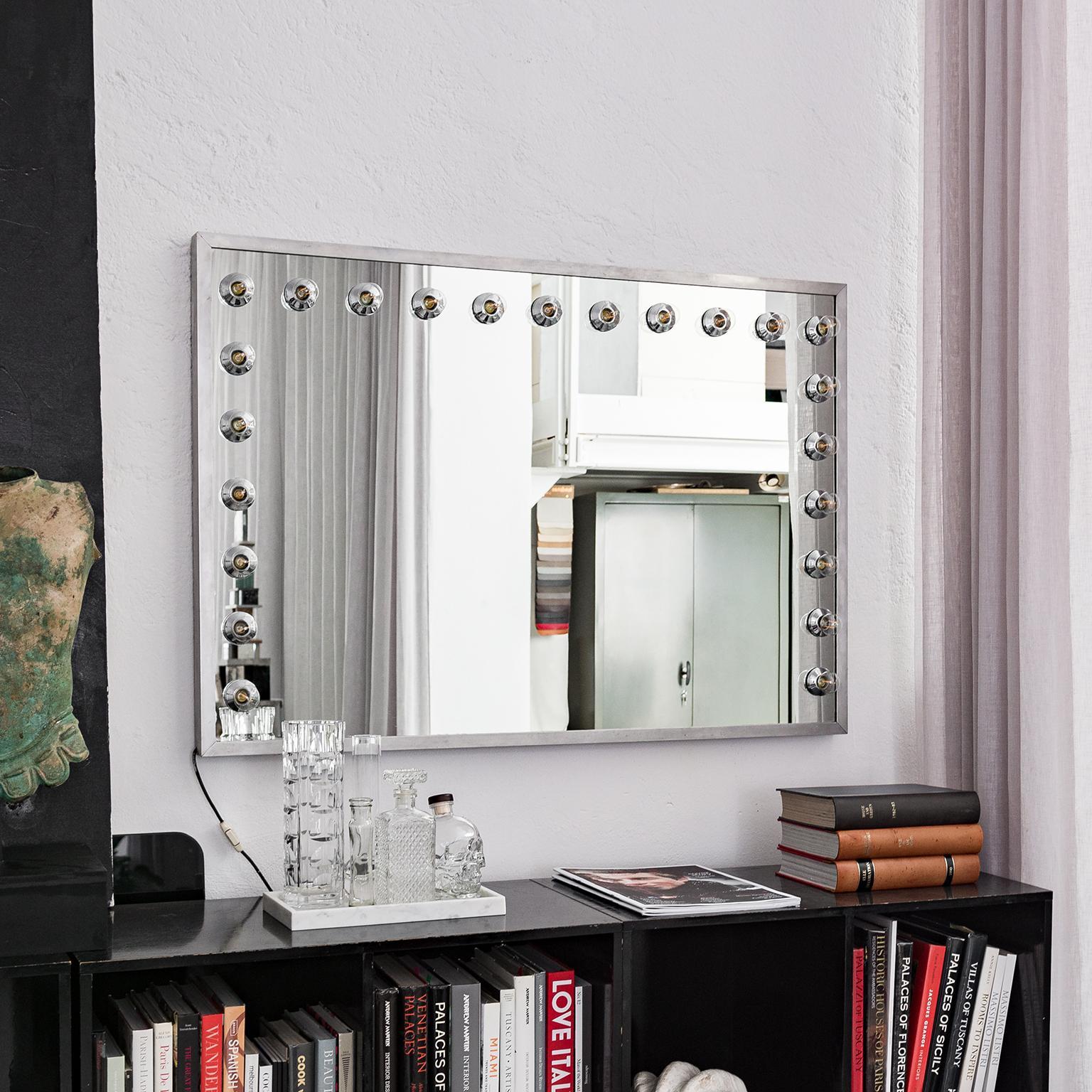 Nous vous proposons un miroir de courtoisie italien vintage, très probablement des années 1970, équipé de 23 lumières montées sur trois bords du miroir. Elle est très grande et conservée dans de très bonnes conditions. Il s'agit d'un complément très