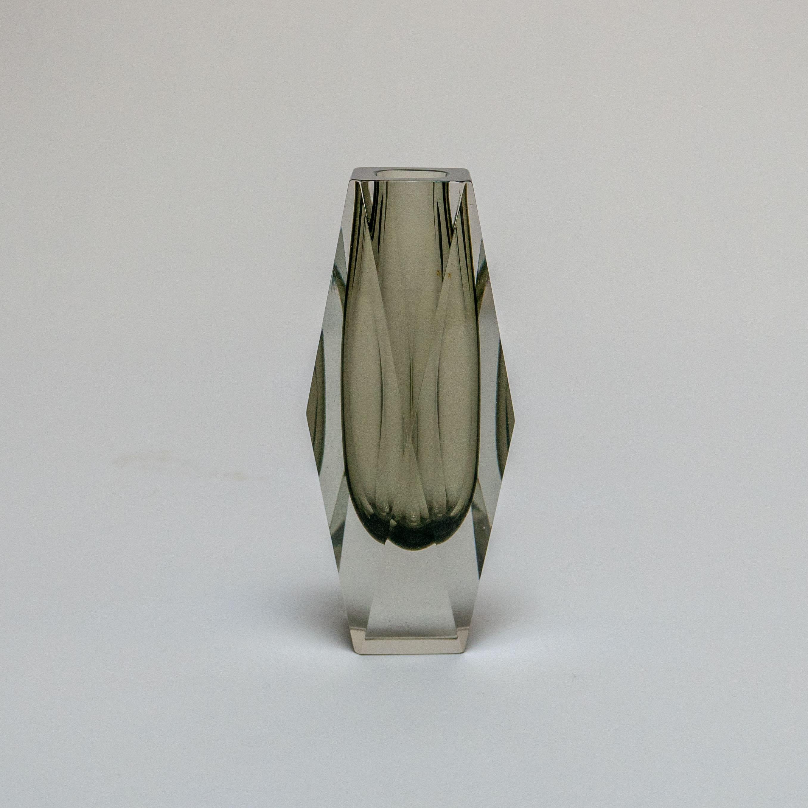 Flavio Poli, der allgemein als einer der produktivsten und fähigsten Designer von Vasen und Objekten aus Murano-Glas gilt, hat sich mit einigen der einflussreichsten und erfahrensten Glasproduzenten Muranos zusammengetan, um zeitlose Designstücke zu