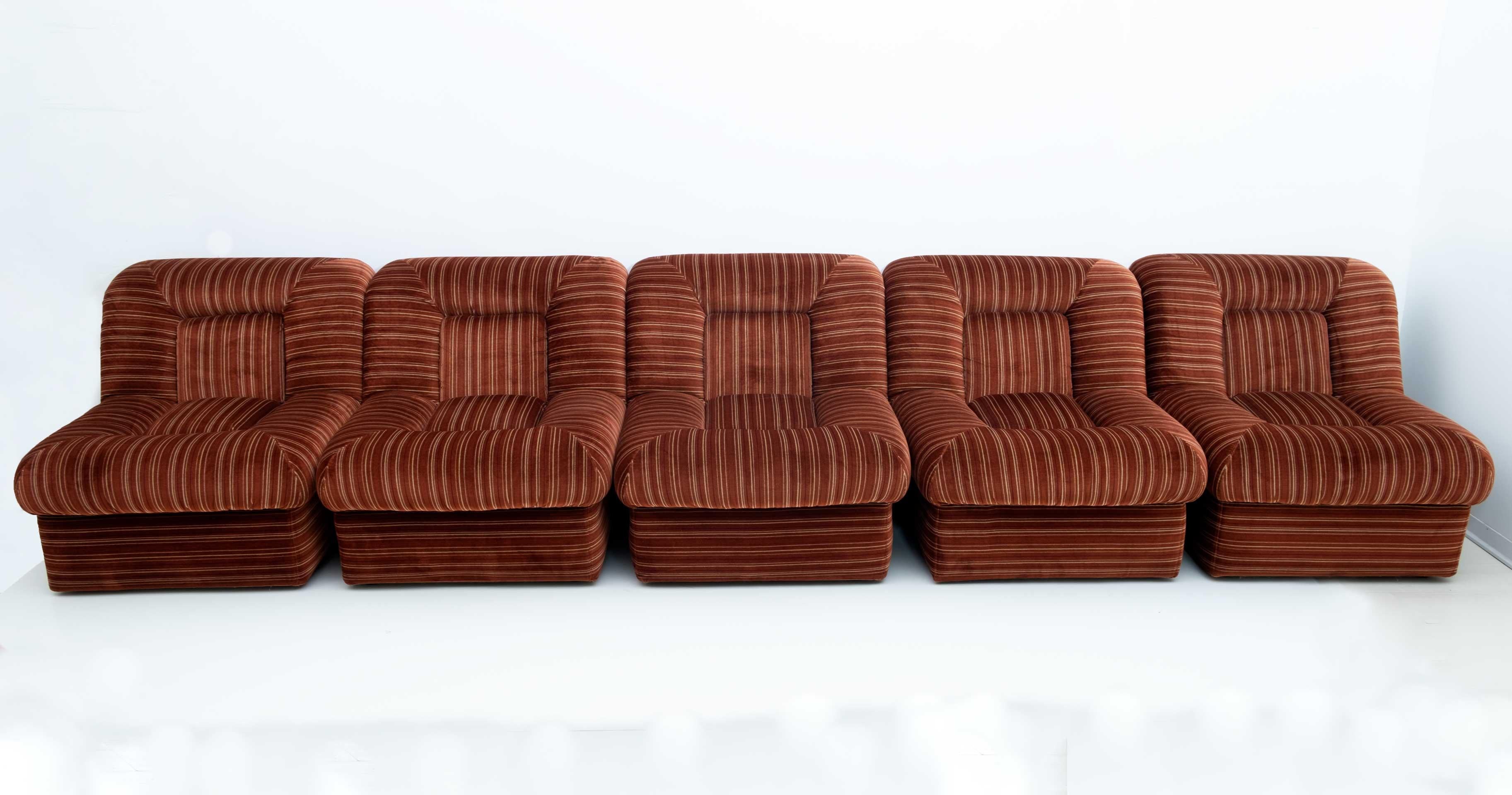 Mid-Century Modern Vintage Italian Velvet Five Modular Armchairs and Coffee Table, 1970s For Sale