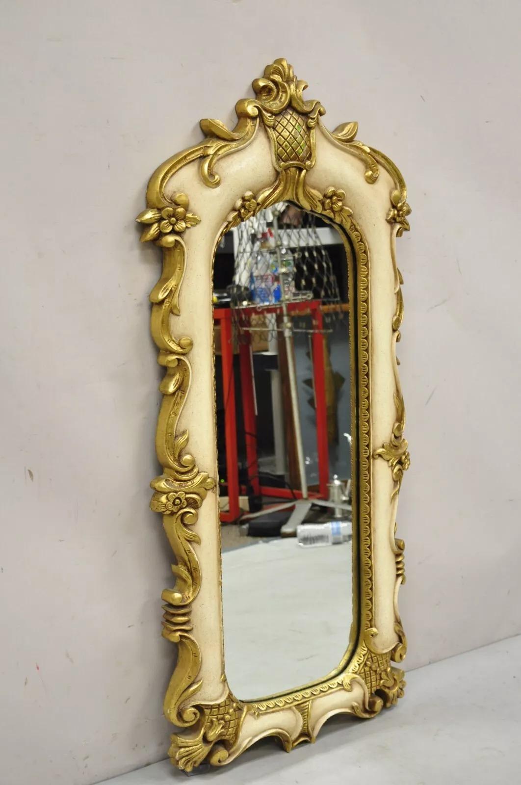 Specchio da parete rococò floreale dipinto in oro e crema in vendita 3