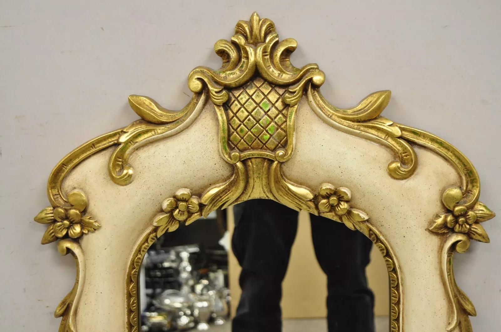 Rococò Specchio da parete rococò floreale dipinto in oro e crema in vendita