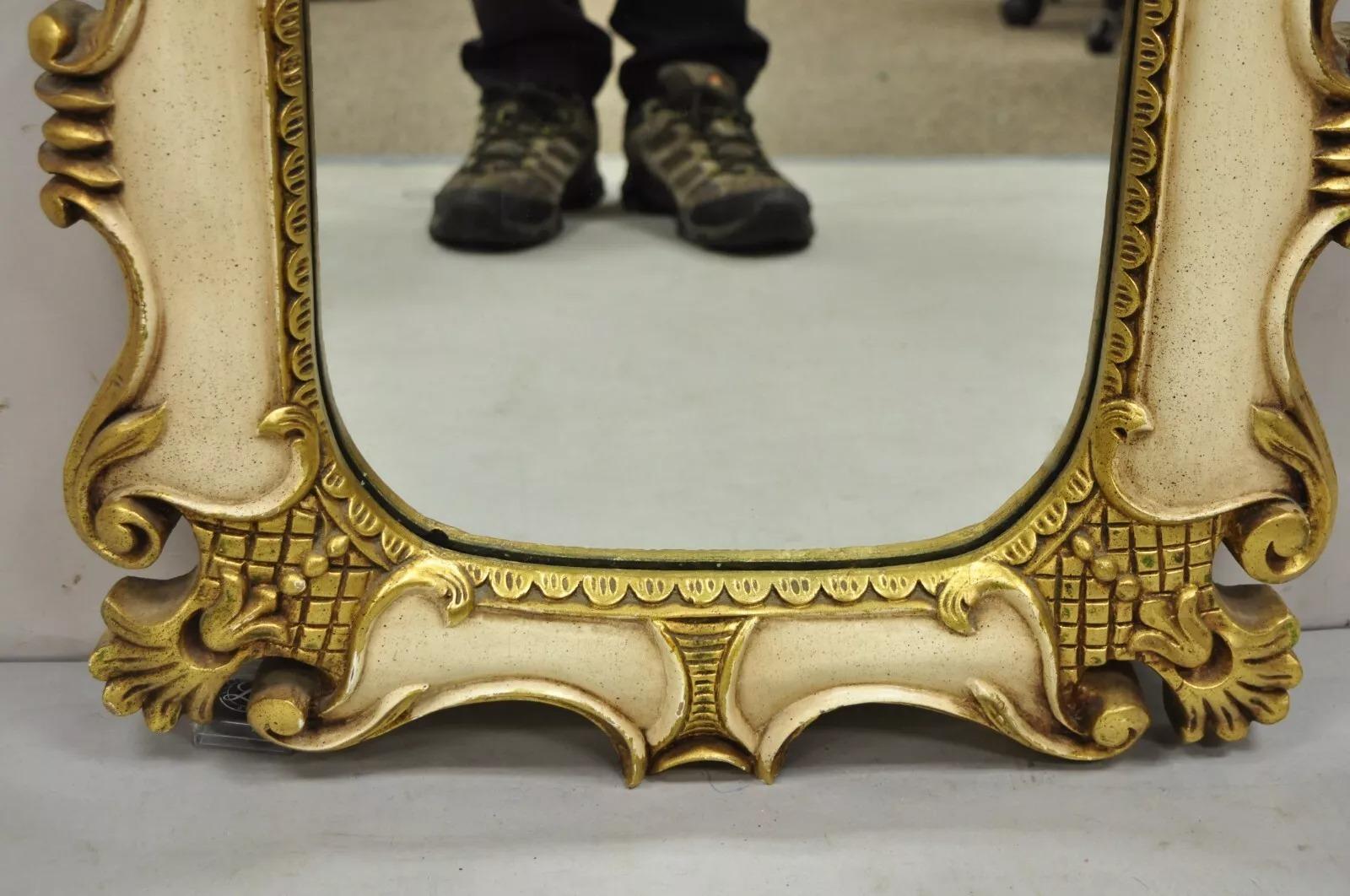 Sconosciuto Specchio da parete rococò floreale dipinto in oro e crema in vendita