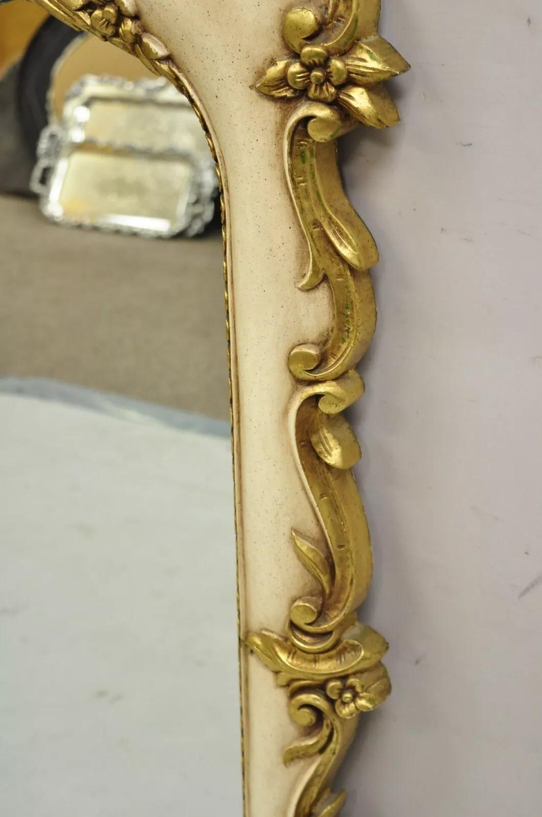 Specchio da parete rococò floreale dipinto in oro e crema In condizioni buone in vendita a Philadelphia, PA