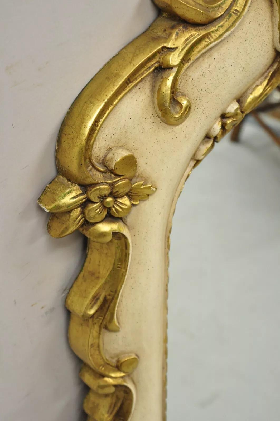 XX secolo Specchio da parete rococò floreale dipinto in oro e crema in vendita