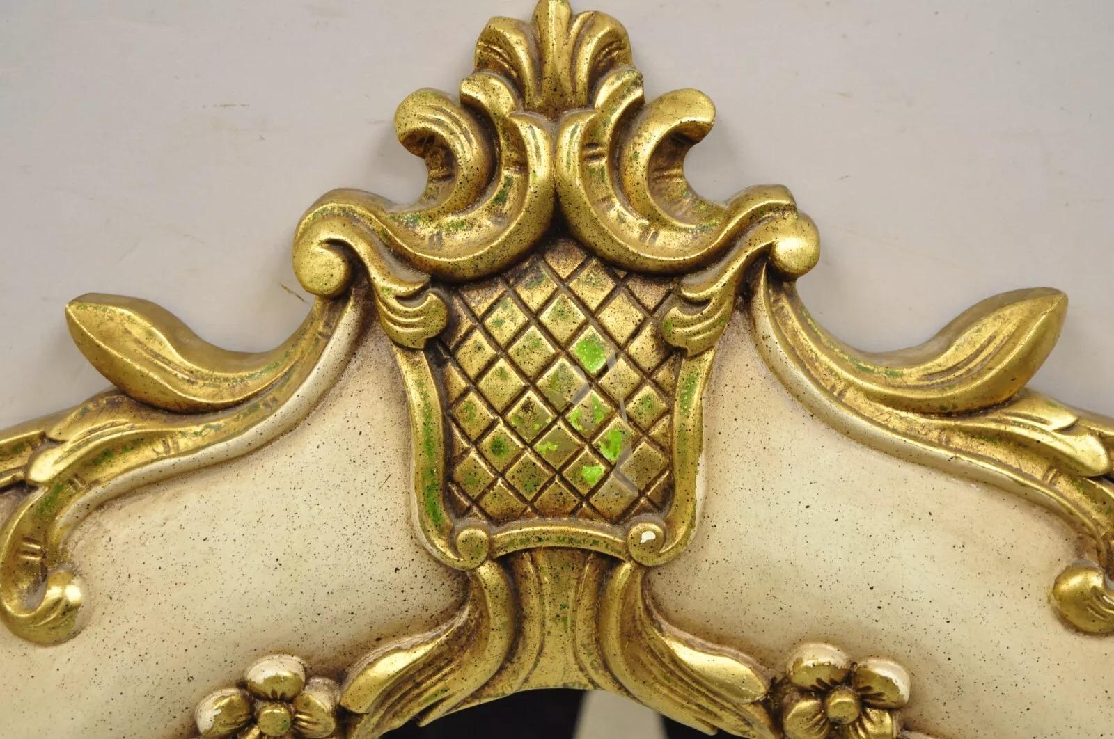 Vetro Specchio da parete rococò floreale dipinto in oro e crema in vendita