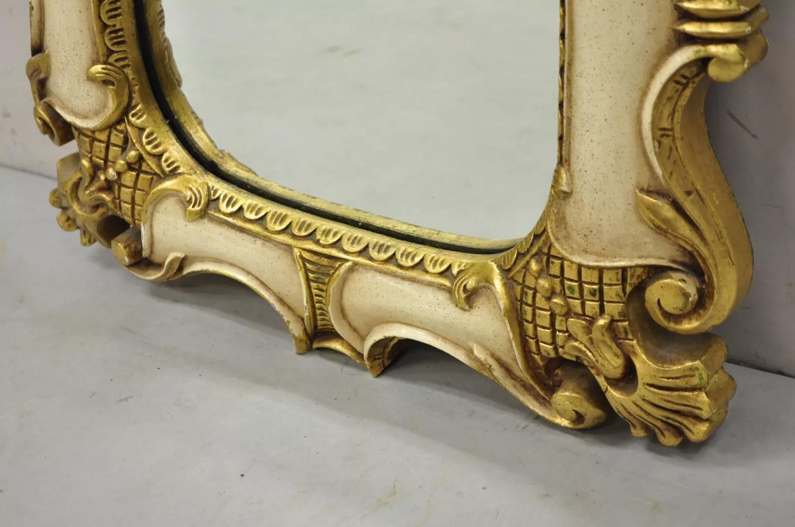 Specchio da parete rococò floreale dipinto in oro e crema in vendita 1