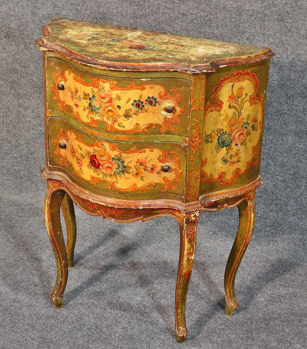 Vintage Italian Venetian Distressed Painted Nightstand End Table, circa 1930s In Good Condition In Swedesboro, NJ