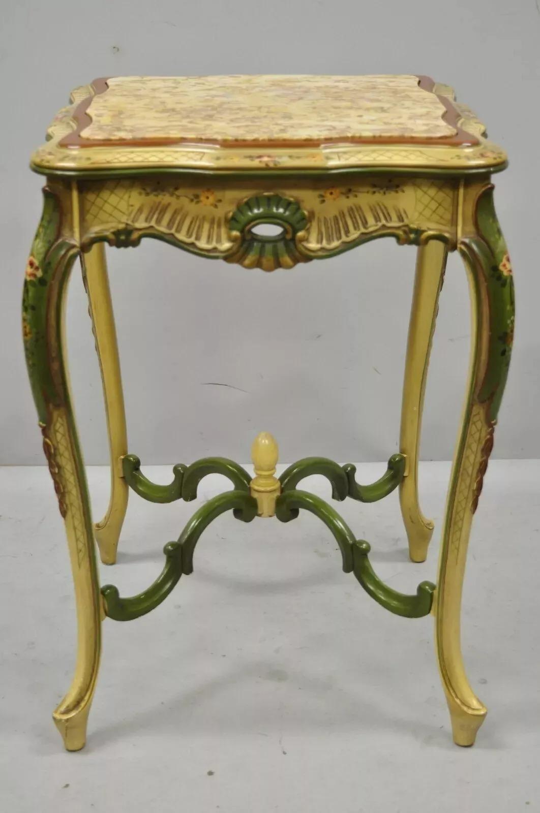 Mesa auxiliar vintage estilo Luis XV italiano veneciano/francés pintada a mano con motivos florales y tapa de mármol verde. El artículo presenta una encimera de mármol, detalles florales pintados a mano, acabado en verde y crema, bonitos detalles