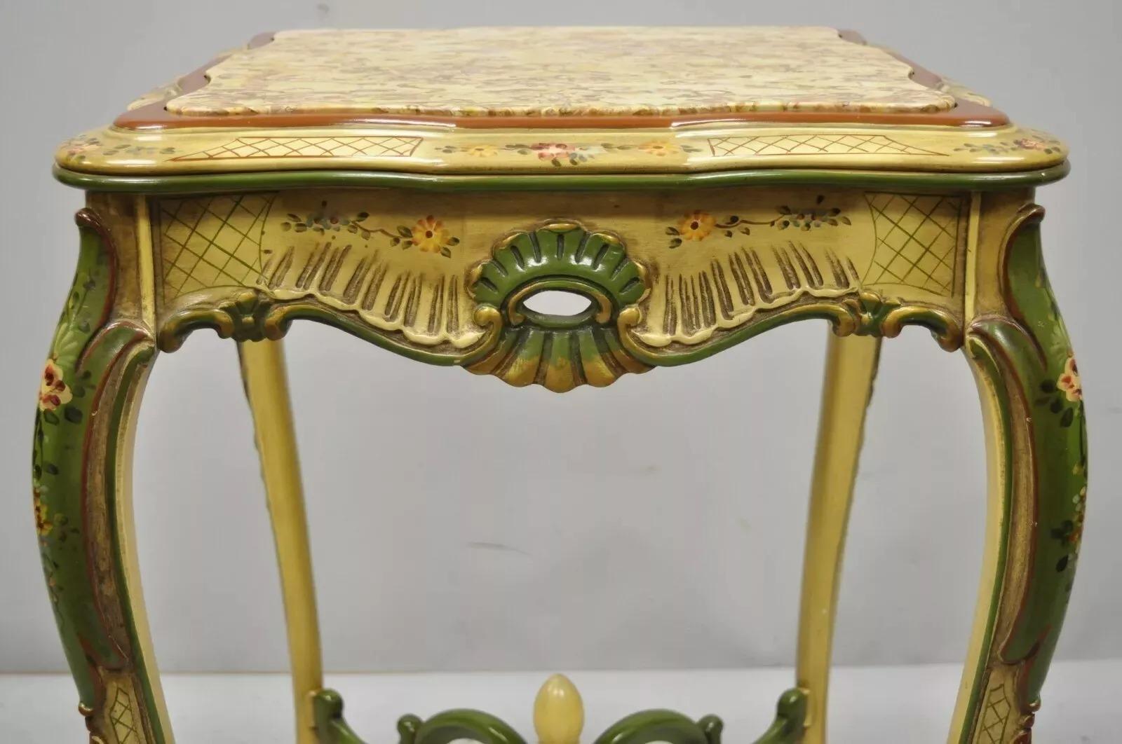 Vintage Italian Venetian French Louis XV Style Mesa de Lámpara con Tapa de Mármol Pintada Luis XV en venta