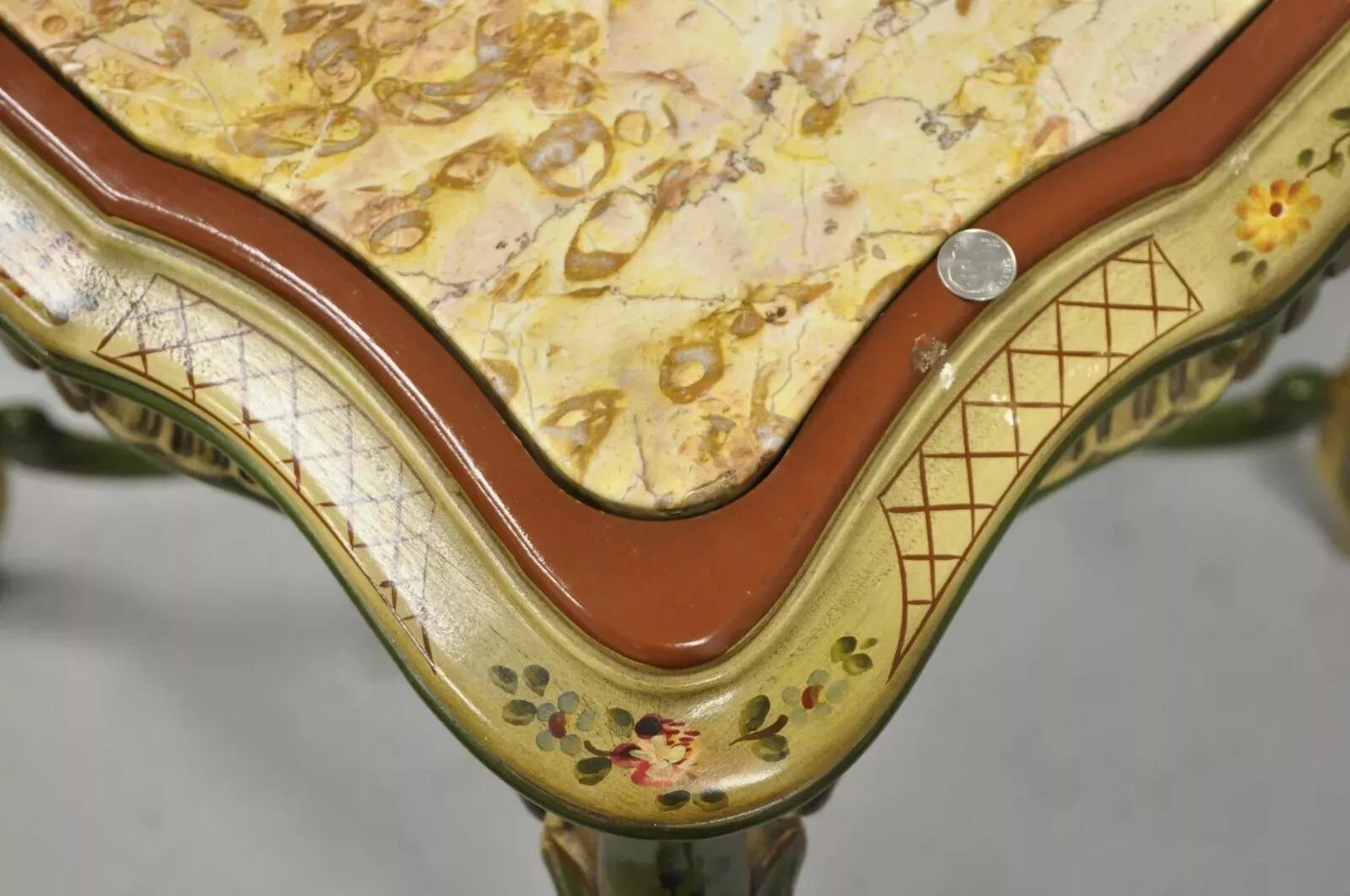 Vintage Italian Venetian French Louis XV Style Mesa de Lámpara con Tapa de Mármol Pintada siglo XX en venta
