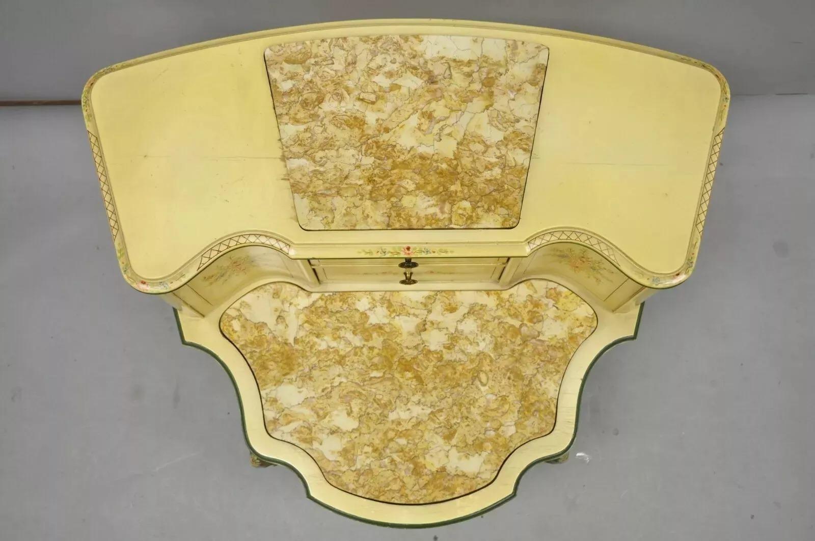 Vintage Italian Venetian French Louis XV Style Hand Painted Floral Marble Top Step Side Table. Das Möbelstück verfügt über 2 eingelegte Marmorplatten, handgemalte Blumendetails, grünes und cremefarbenes Finish, versteckte hintere Fächer, schön