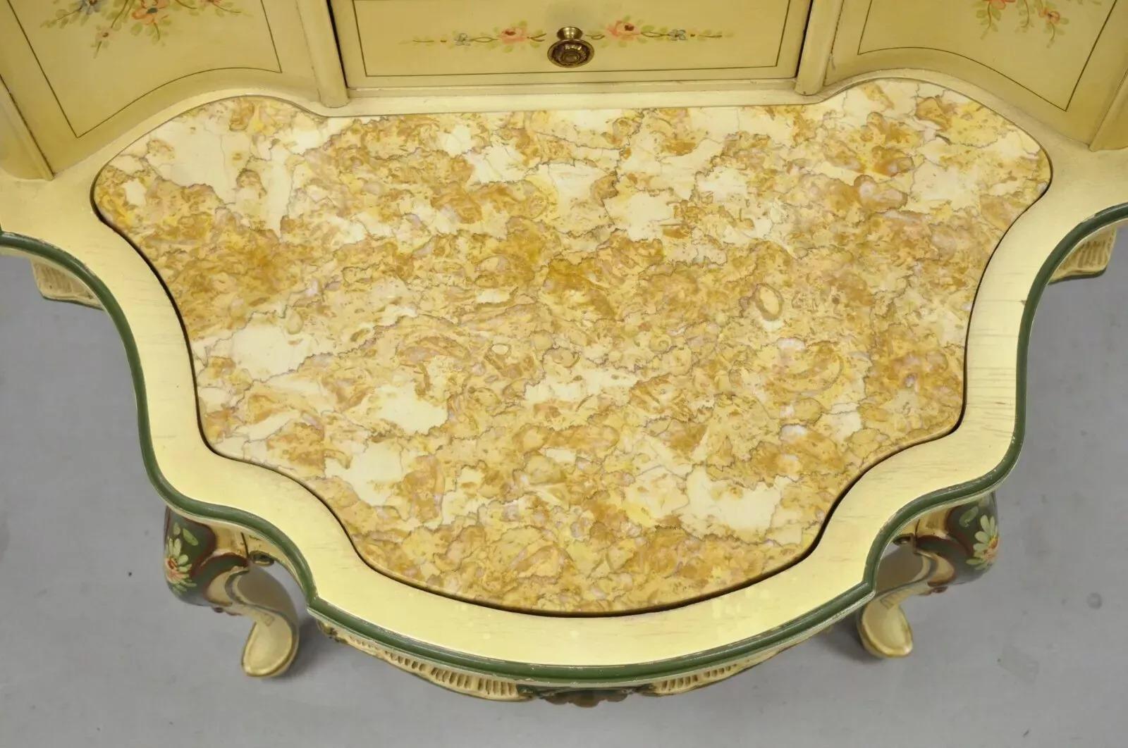 Italienischer venezianischer Beistelltisch im Louis-XV-Stil im Louis-XV-Stil mit bemalter Marmorplatte, Vintage (Louis XV.) im Angebot