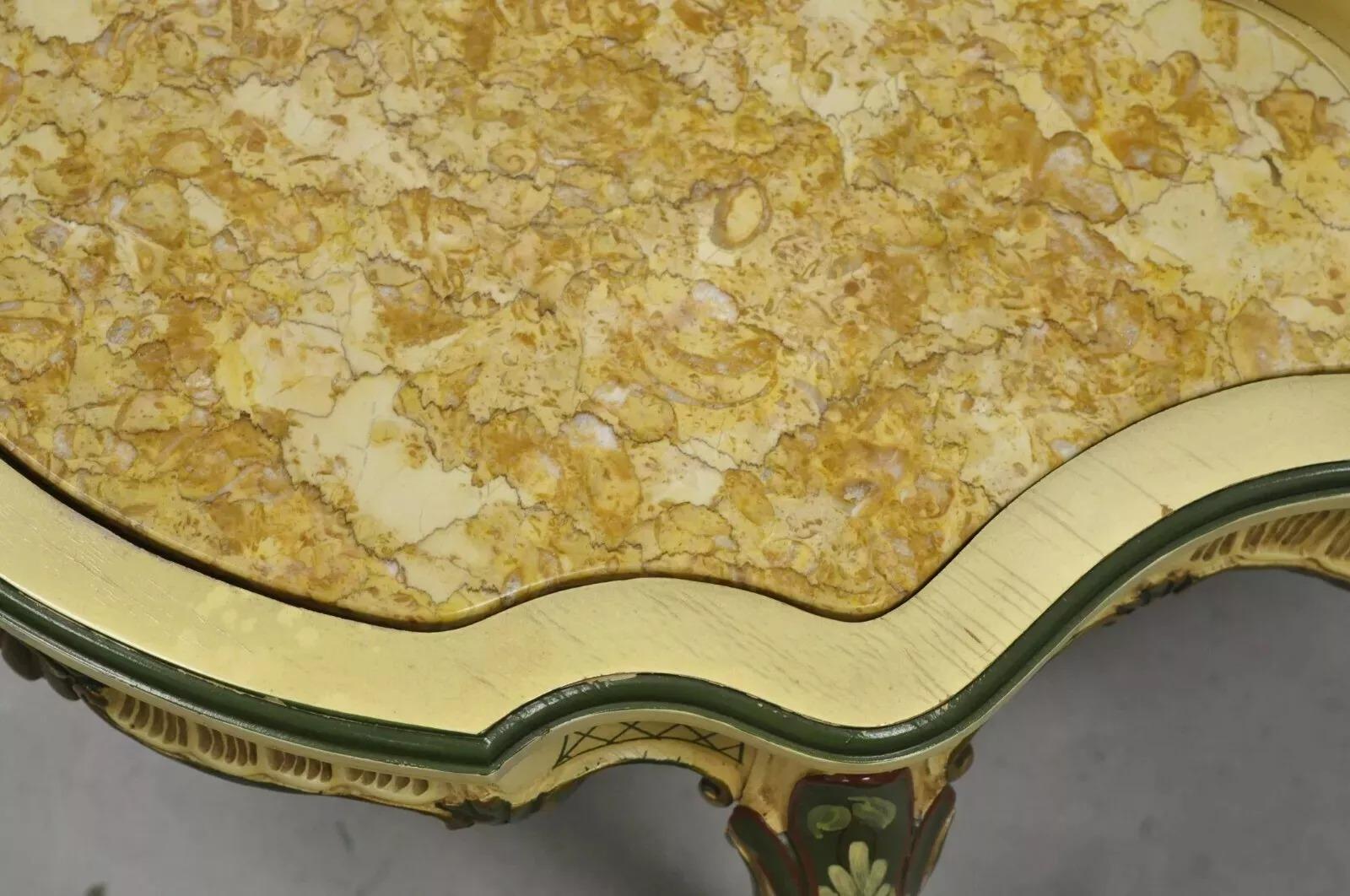 Italienischer venezianischer Beistelltisch im Louis-XV-Stil im Louis-XV-Stil mit bemalter Marmorplatte, Vintage im Angebot 1