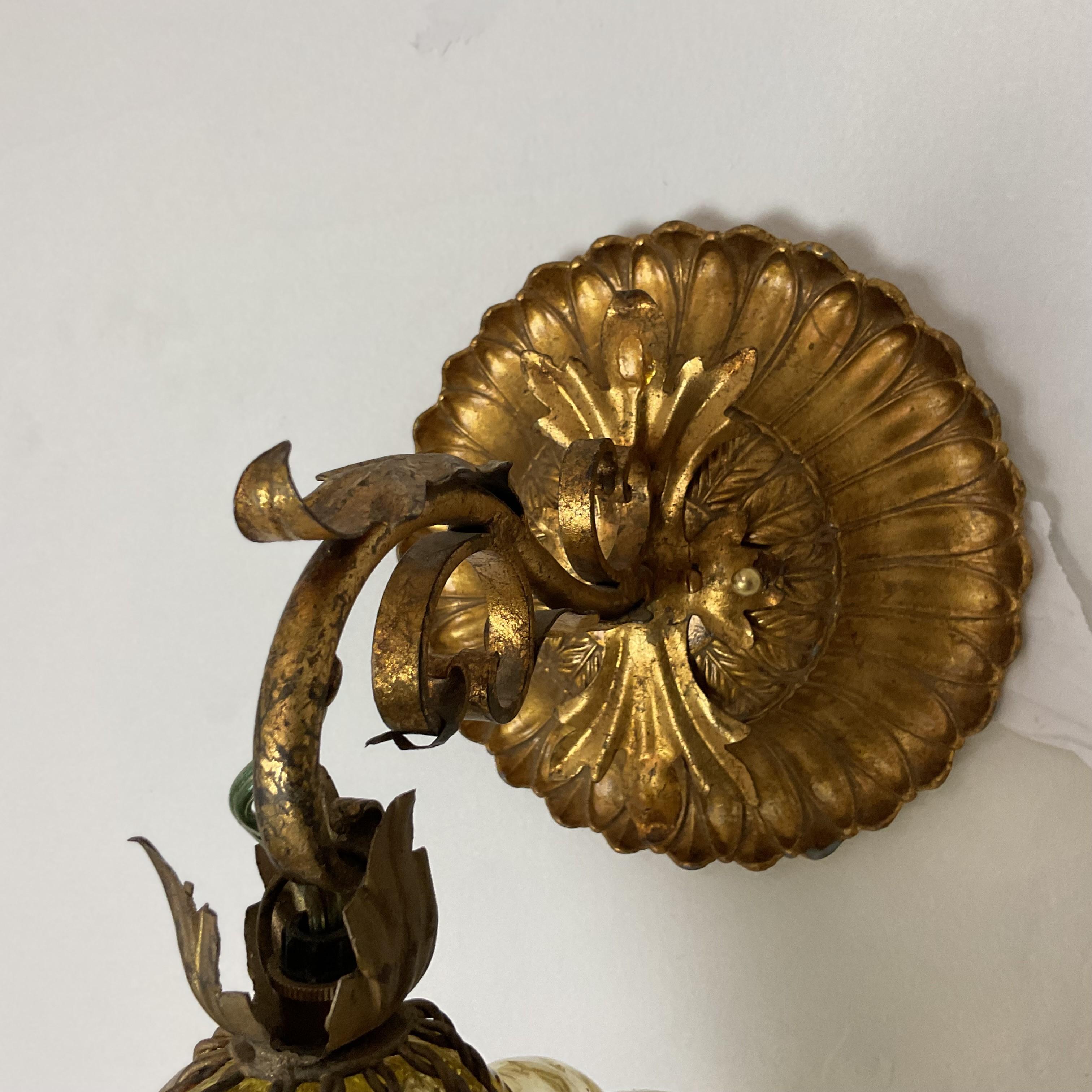 Erstaunlich Vintage venezianischen geblasenem Glas Käfig Laternen mit Blattgold zurück Platten und Arme. Vollständig neu verkabelt nach US-Standard. Das Glas ist in neuwertigem Zustand. Kann in zwei deckenhängende Leuchten umgewandelt werden.