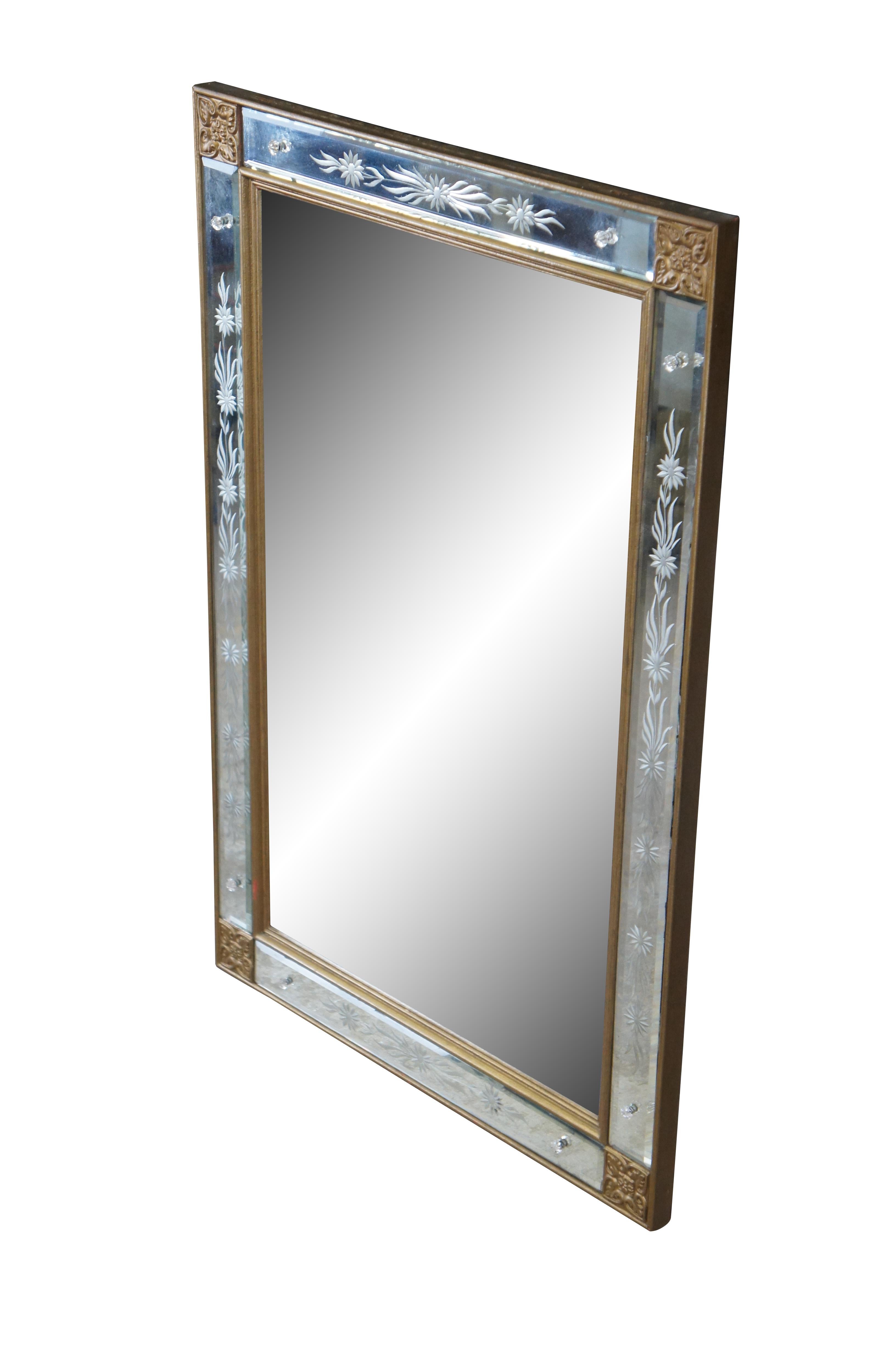 Miroir mural vintage italien de style vénitien.  Fabriqué en bois doré et en verre gravé.  Idéal pour une utilisation le long d'un mur ou au-dessus d'une cheminée.


Dimensions :
23.5