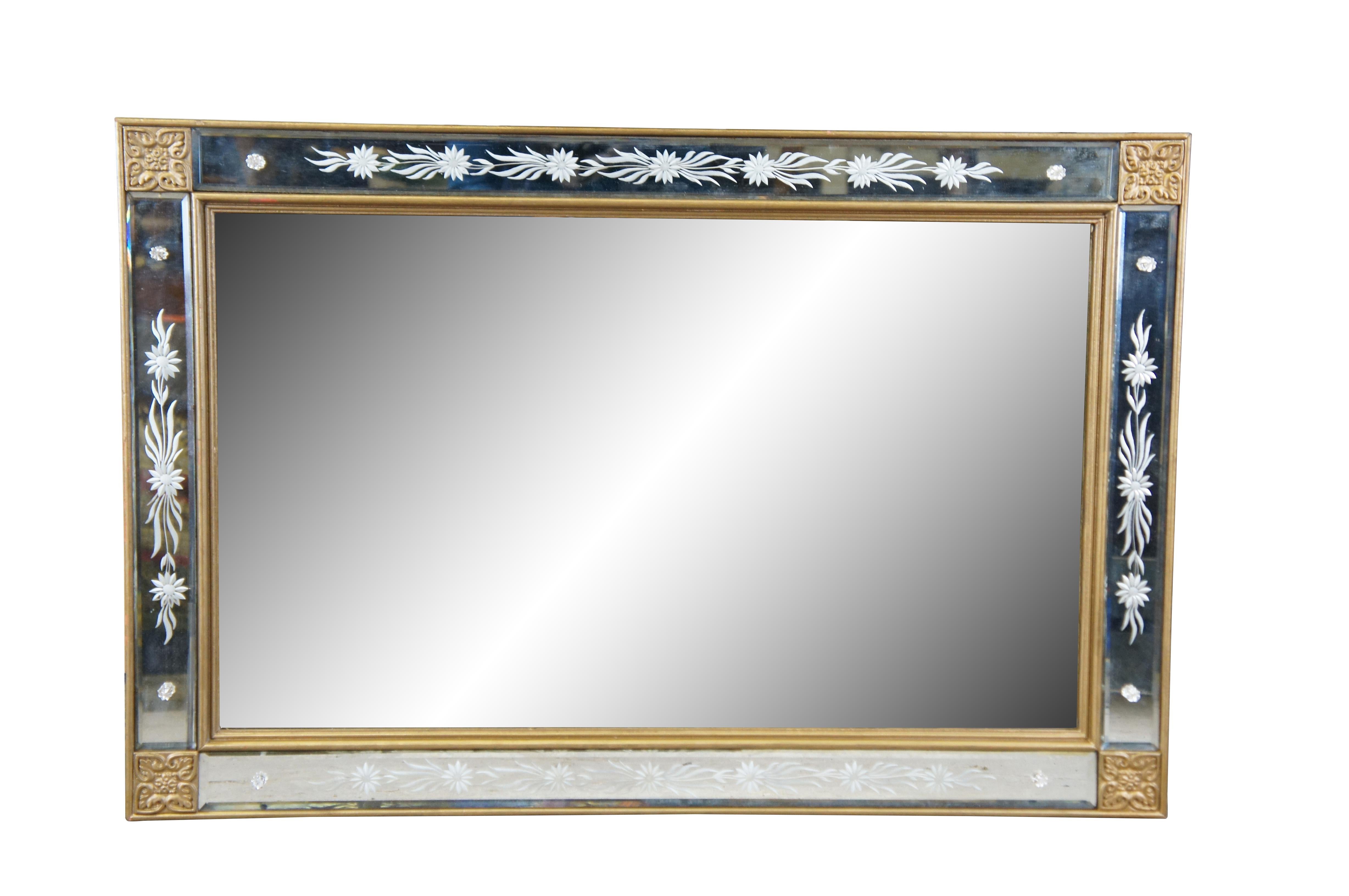 Buriné Miroir mural de style vénitien italien vintage gravé et biseauté au-dessus d'une cheminée en vente