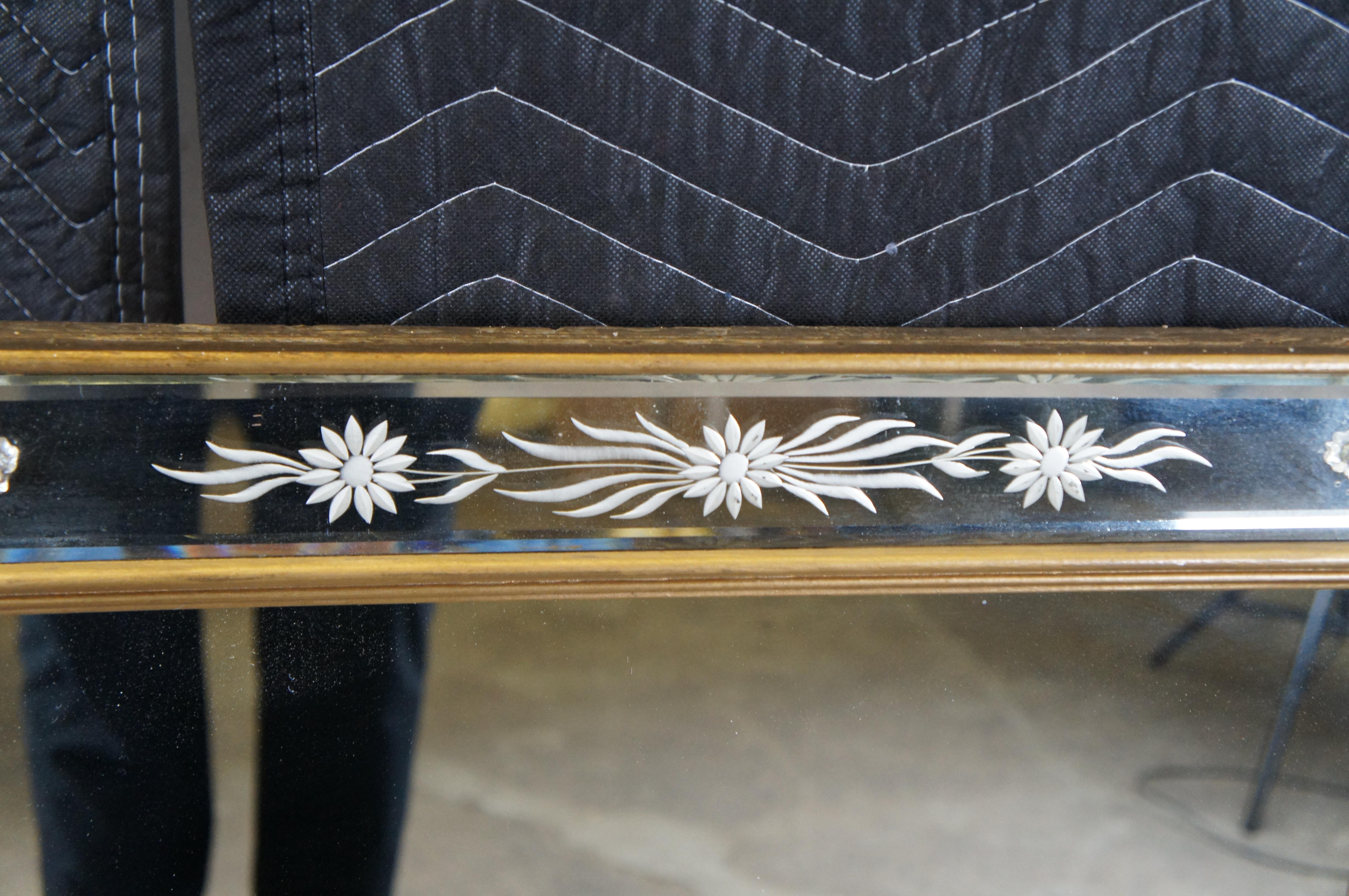 Verre Miroir mural de style vénitien italien vintage gravé et biseauté au-dessus d'une cheminée en vente